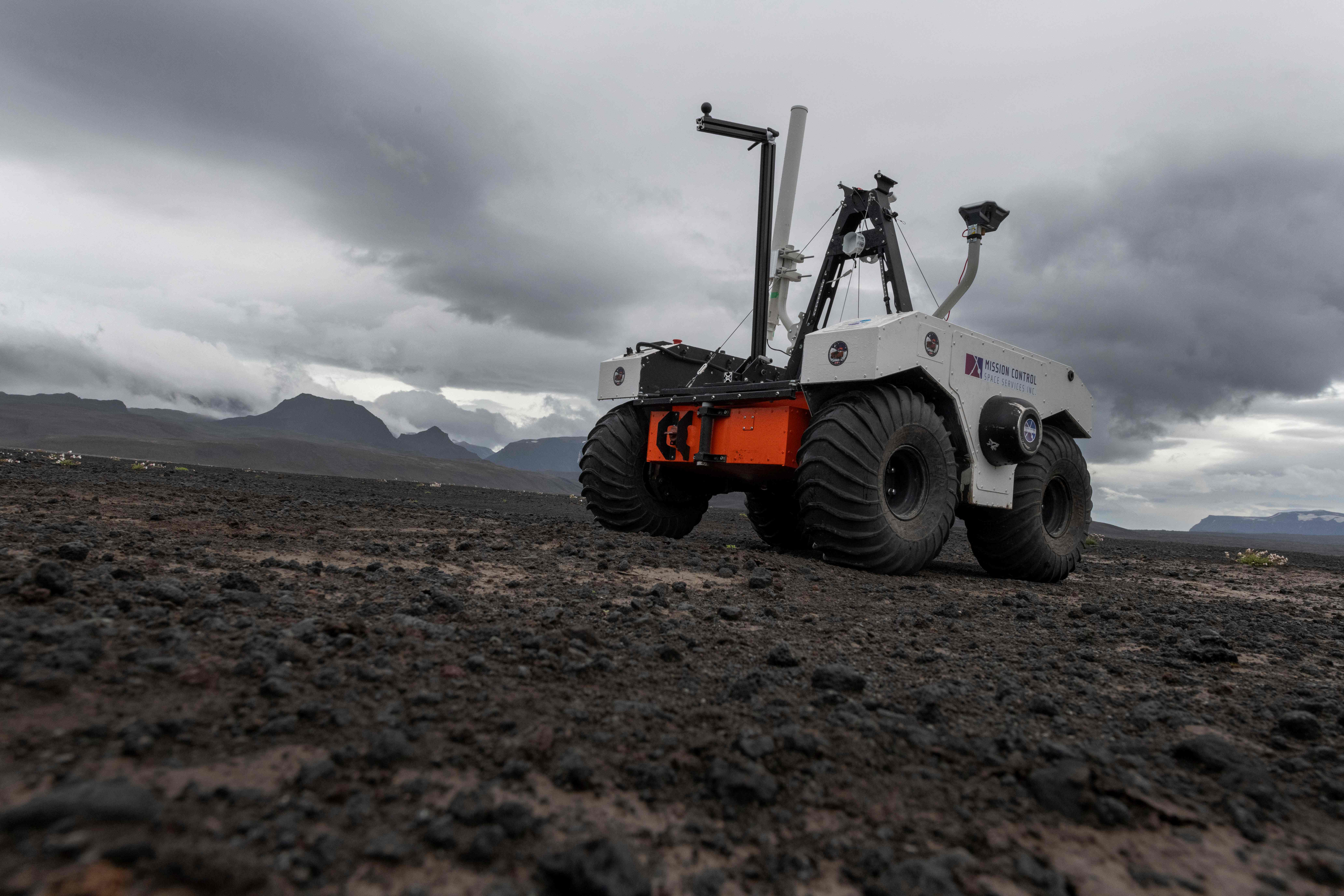 robot penjelajah luar angkasa NASA yang baru di pangkalan mereka di ladang lahar Lambahraun di Islandia  