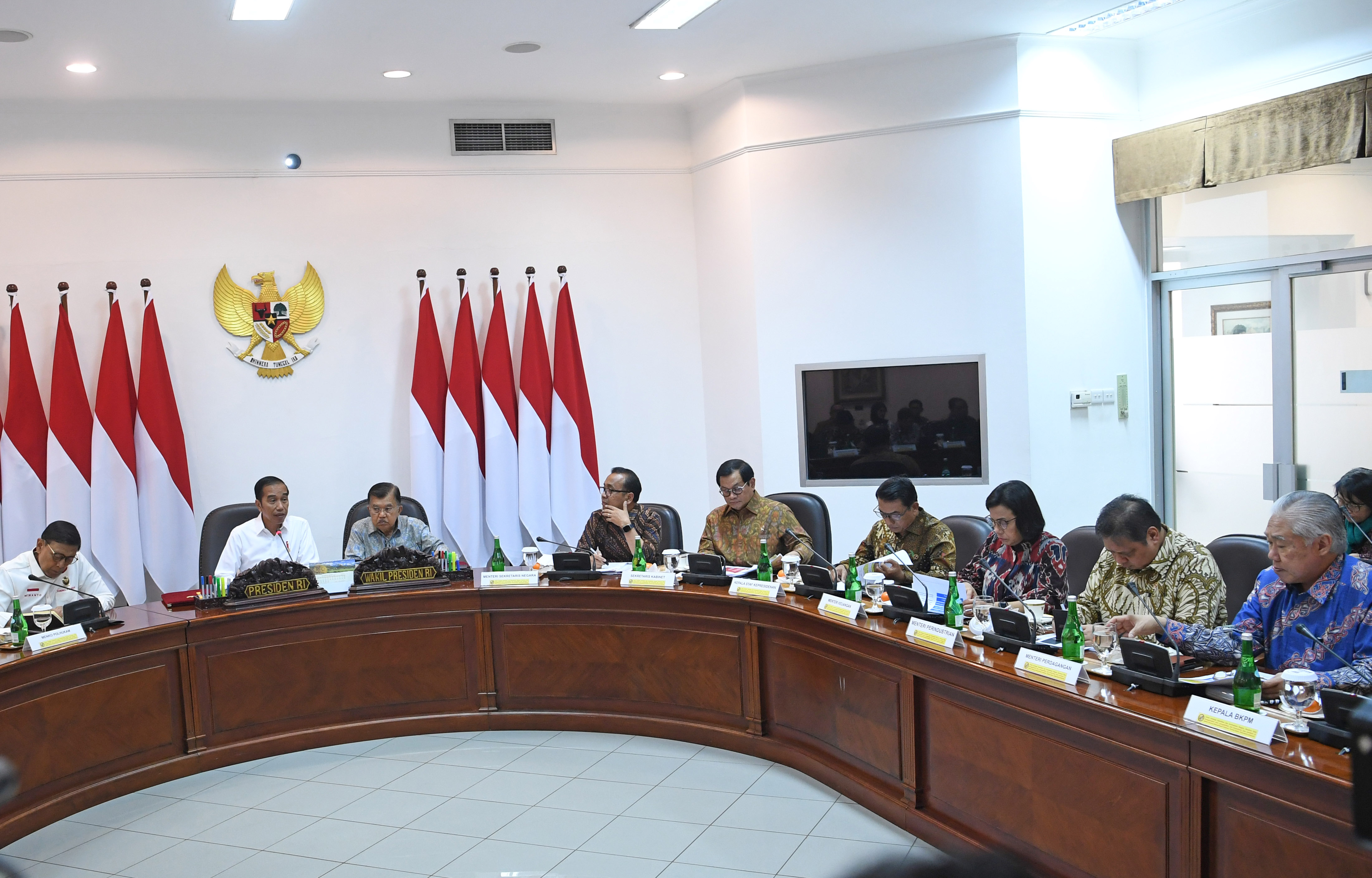 Presiden Joko Widodo bersama Wapres Jusuf Kalla menggelar rapat kabinet terbatas membahas persiapan Dubai Expo 2020, Selasa (13/8).