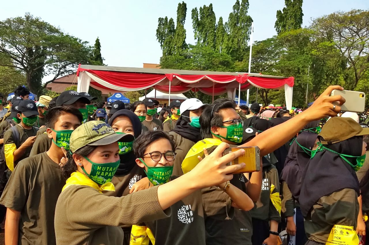 Ratusan mahasiswa berkampanye menjaga hutan Indonesia dengan menggunakan masker.
