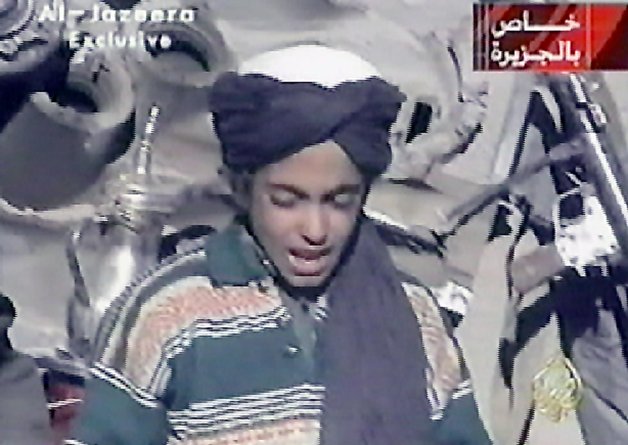 File foto ini diambil pada 7 November 2001 menunjukkan Hamza, yang tampaknya menjadi putra bungsu tersangka teror utama Saudi Osama bin Lade