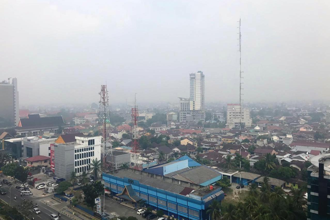 Kabut asap dari karhutla kian pekat menyelimuti Kota Pekanbaru.