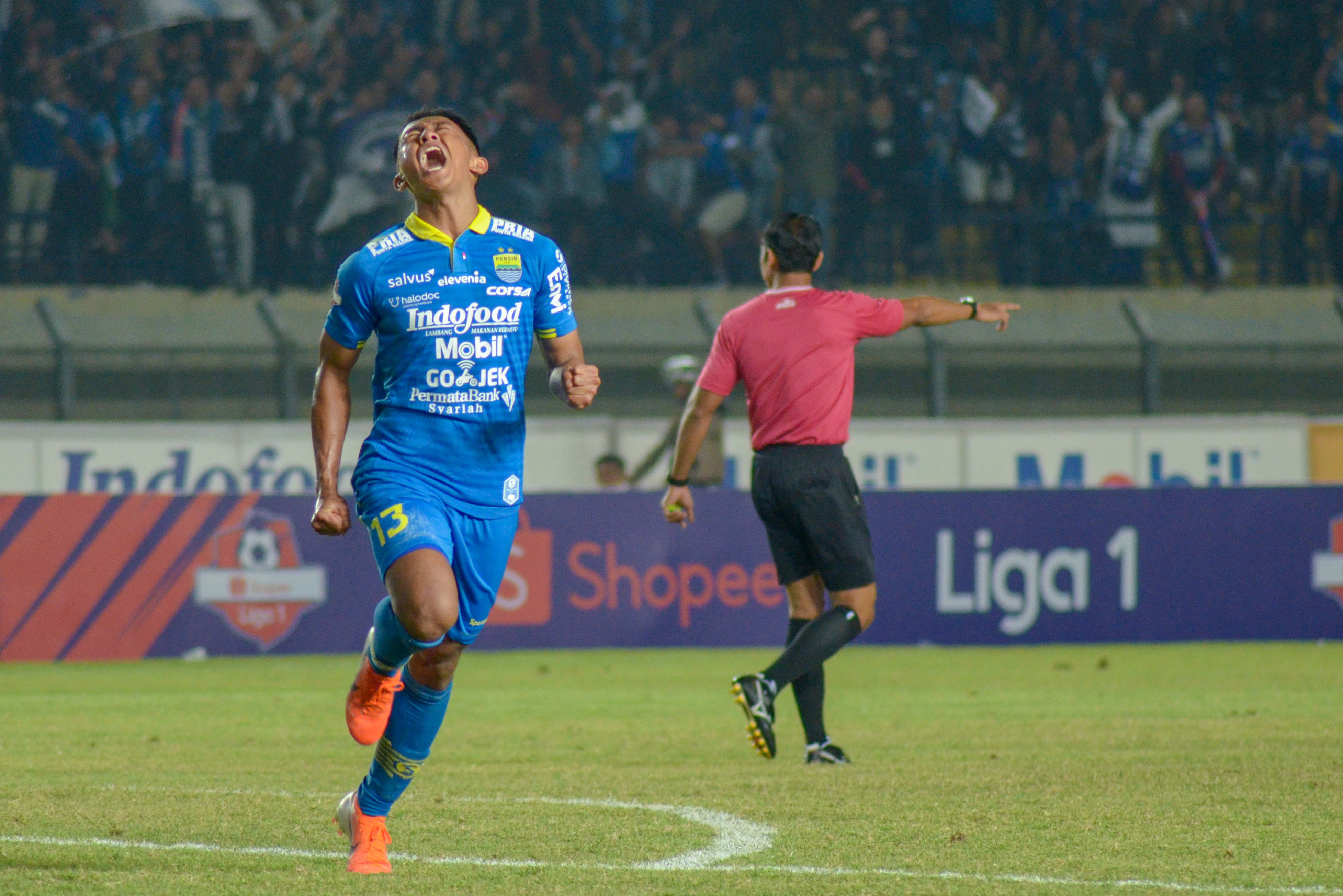 Pemain Persib Febri Hariyadi berselebrasi usai mencetak gol ke gawang Kalteng Putra di Stadion Jalak Harupat, Kabupaten Bandung, Jabar.