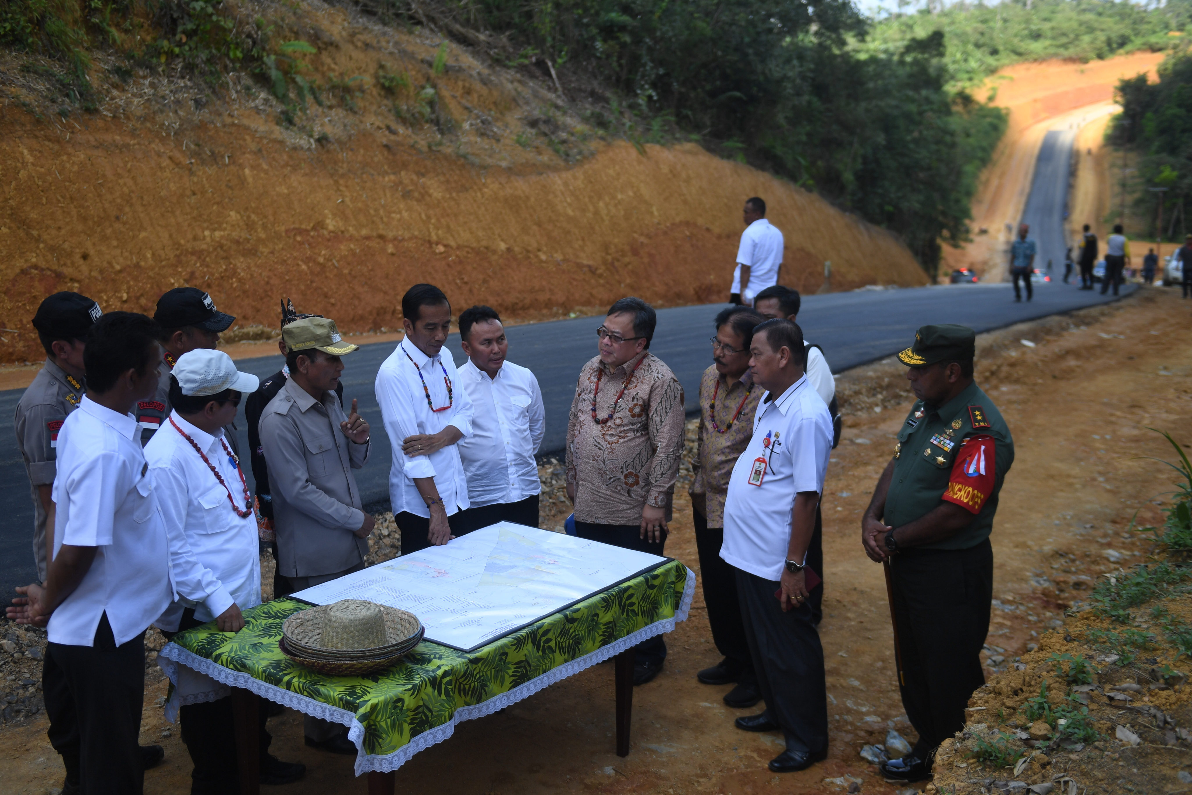 Presiden Joko Widodo (tengah) didampingi sejumlah pejabat terkait melihat peta kawasan salah satu lokasi calon ibu kota negara
