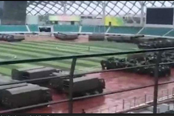  Truk-truk dan tank militer China ditempatkan di perbatasan wilayah Hong Kong