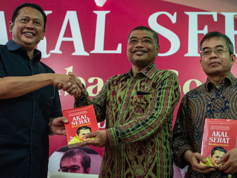 Ketua DPR Bambang Soesatyo (kiri) memberikan buku karyanya berjudul Akal Sehat kepada Romo Benny Susetyo (tengah) dan Yudi Latief.