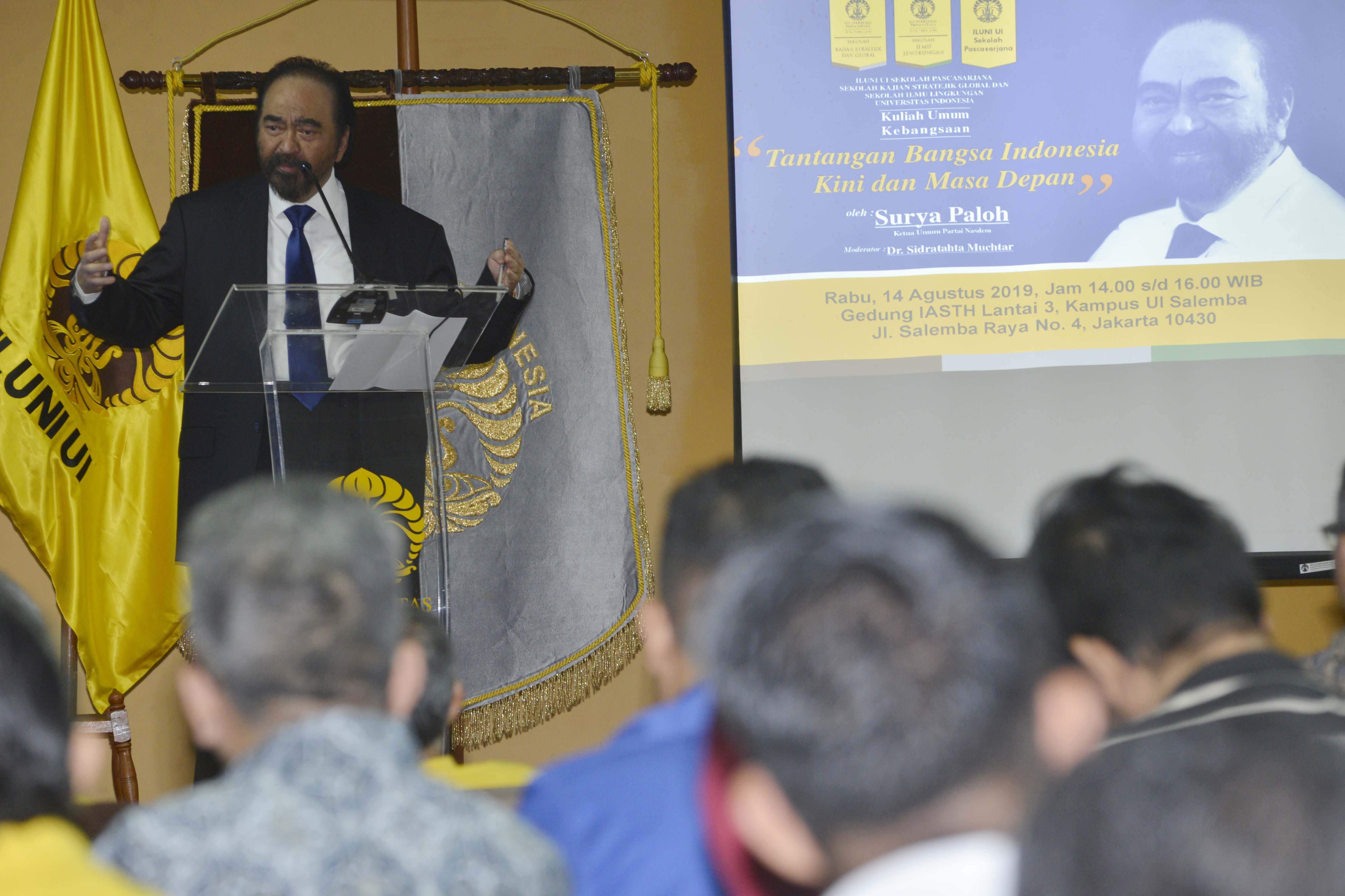 Ketua umum Partai NasDem Surya Paloh memaparkan materi saat memberikan kuliah umum kebangsaan di Gedung IASTH, Kampus UI Salemba, Jakarta.