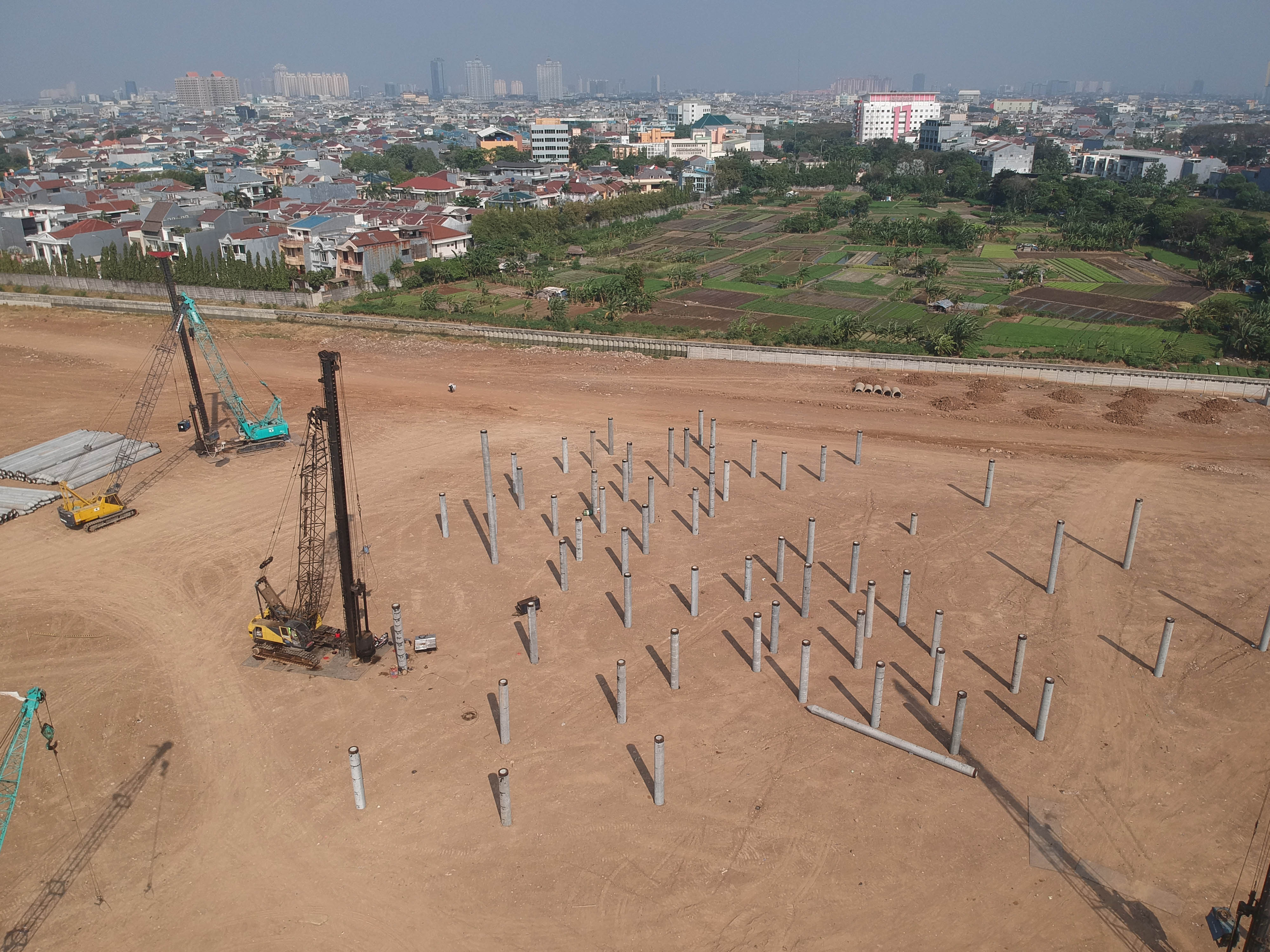 Puluhan tiang pancang terpasang pada lahan proyek pembangunan Stadion BMW, Jakarta, Senin (8/7).