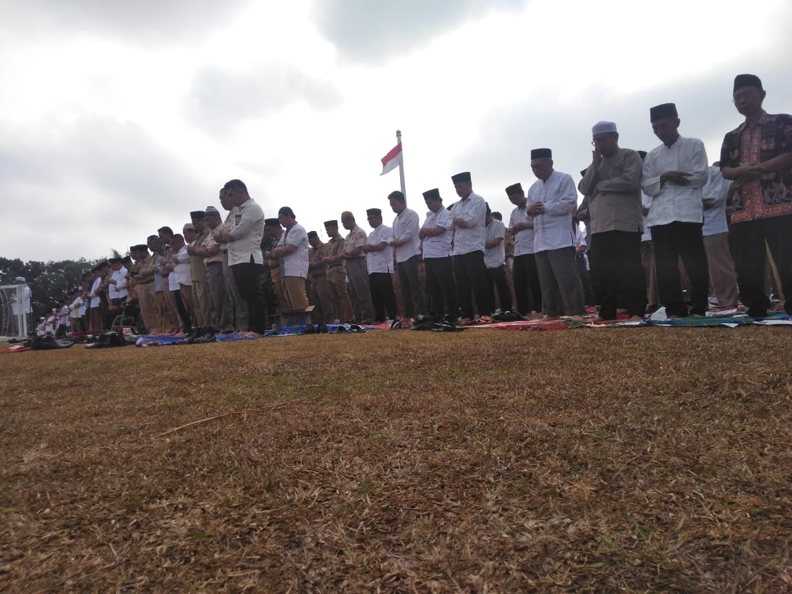 Ribuan warga Sumatra Selatan mengikuti salat istisqa di Griya Agung  Palembang, Rabu (28/8).
