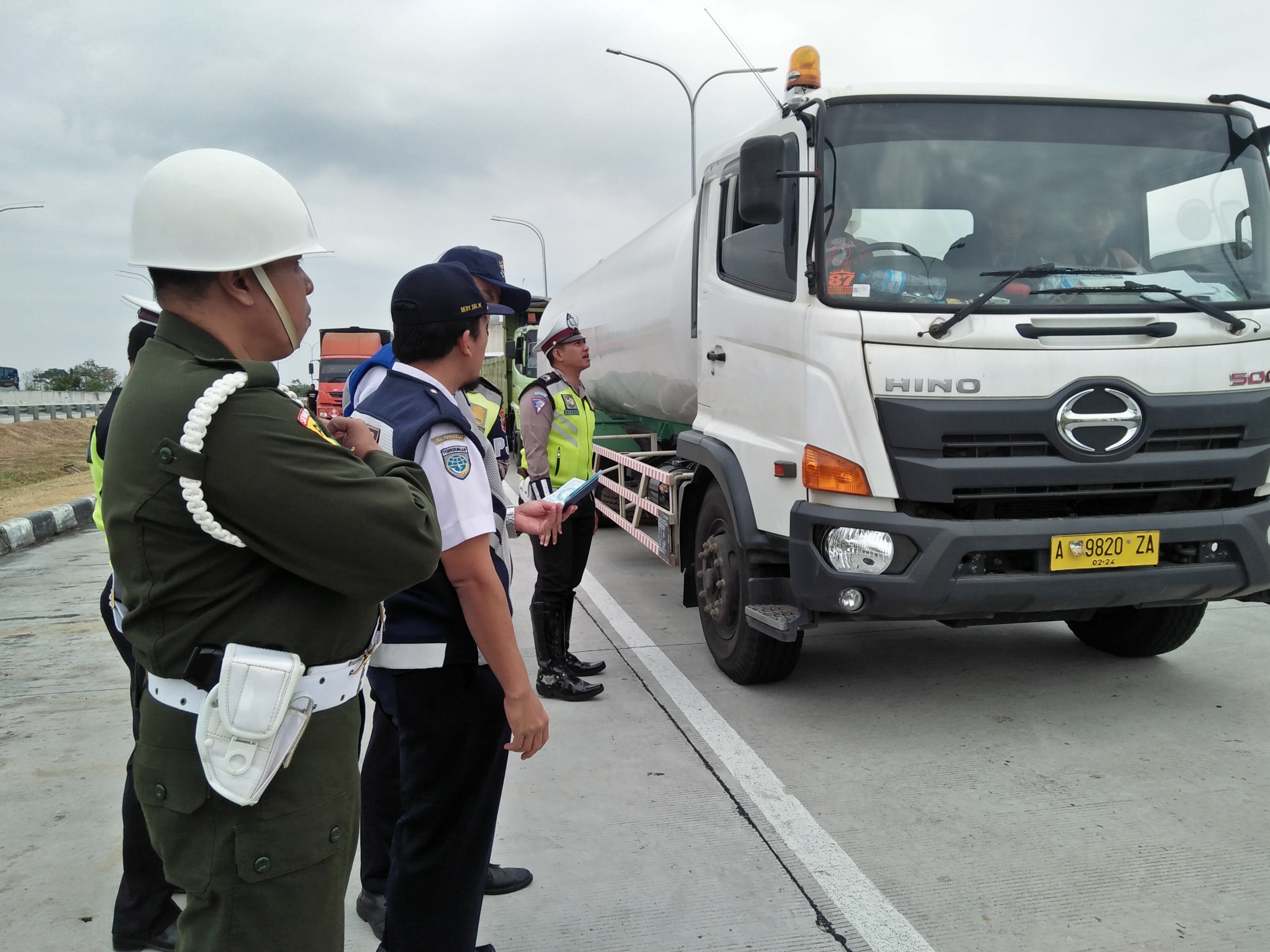 Jajaran Kemenhub melakukan razia terhadap kendaraan Odol di Tol Pejagan-Pemalang, Jawa Tengah, Rabu (29/8).  