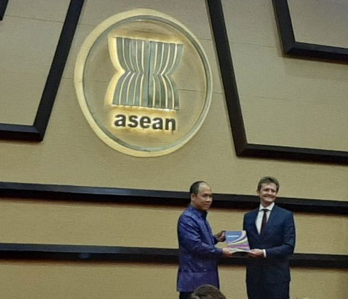 Kuasa Usaha Ad Interim Misi Uni Eropa untuk ASEAN Lucas Cibor (kanan) meluncurkan 