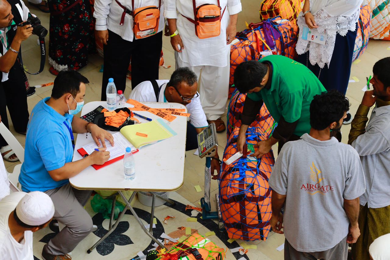 Menjelang kepulangan ke Tanah Air, petugas sibuk menimbang koper jemaah haji yang akan dibawa ke bagasi pesawa. 
