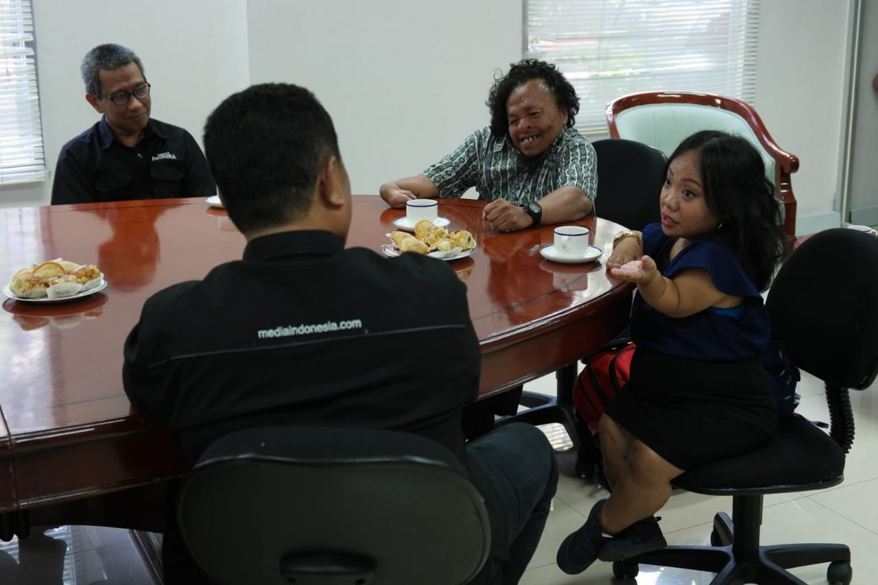 Penyandang disabilitas asal Yogyakarta, Anggiasari Puji Aryatie dan Aktivis PPDI Hari Kurnaiwan berkunjung ke kantor Media Group