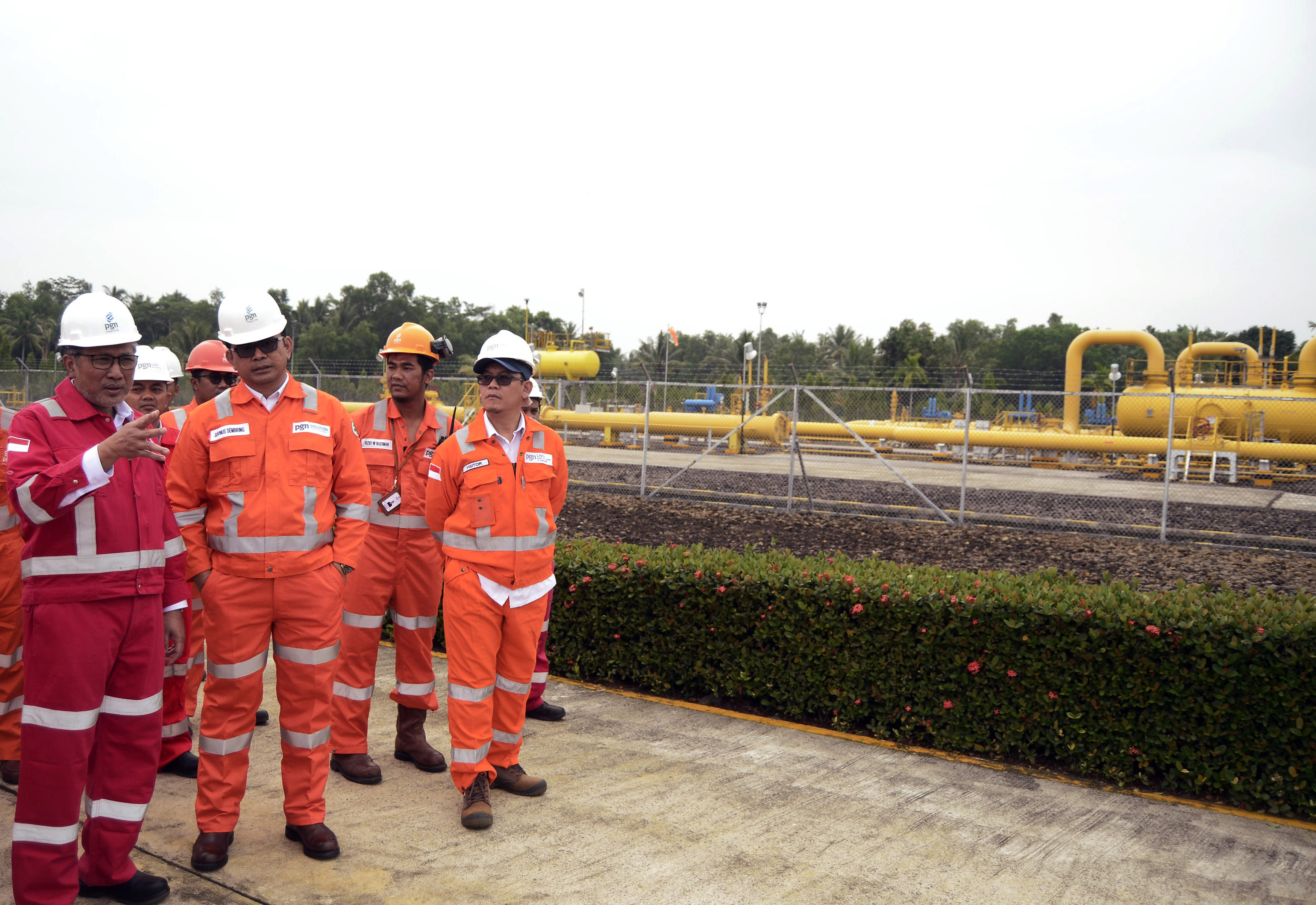 Dirut PT Perusahaan Gas Nasional (PGN) Gigih Prakoso (kiri) didampingi jajarannya saat mengunjungi Stasiun Transmisi Sumatera-Jawa  