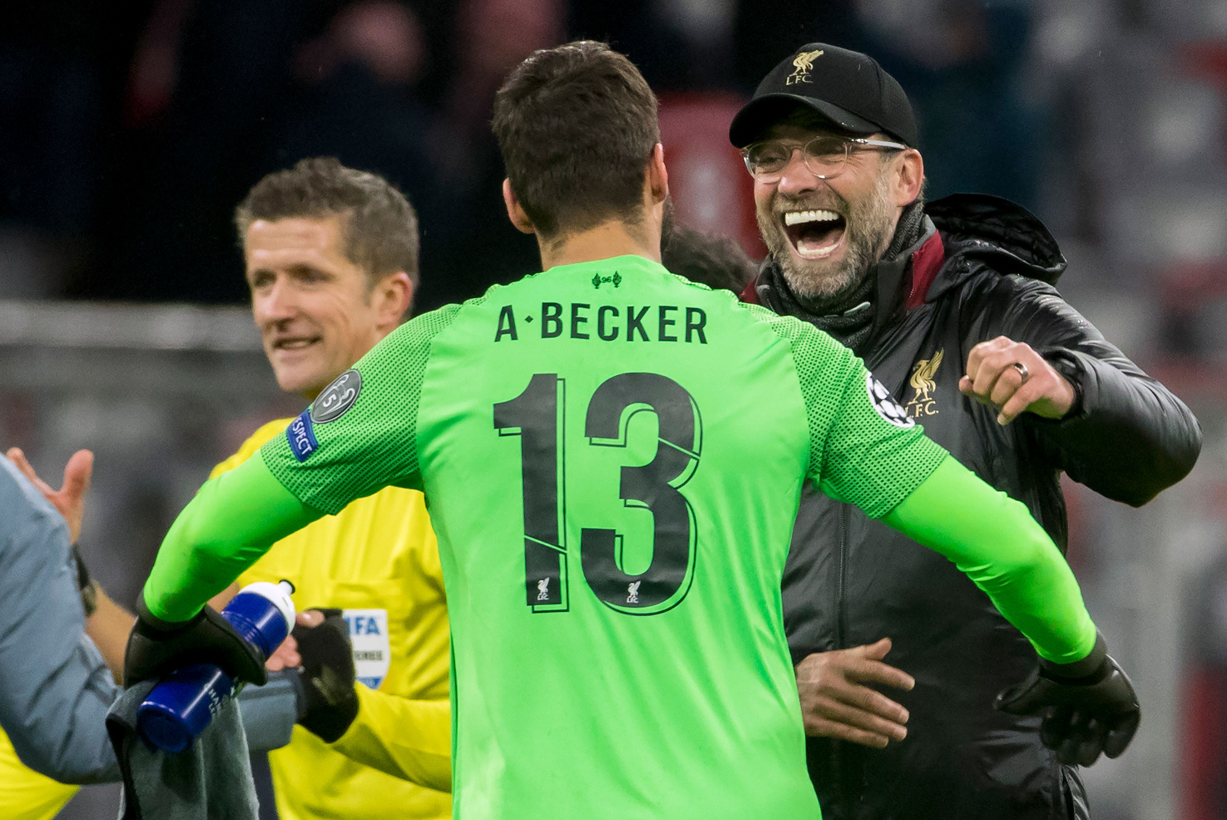 Pelatih Liverpool Juergen Klopp (kanan) bersama penjaga gawang Alisson Becker