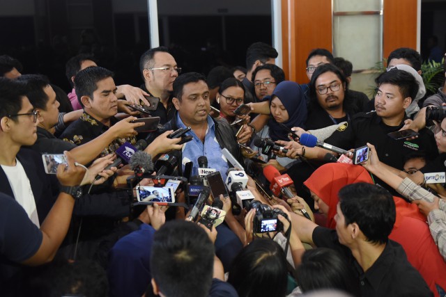 Wakil Ketua Komisi VII DPR RI Muhammad Nasir memberikan keterangan kepada awak media. 