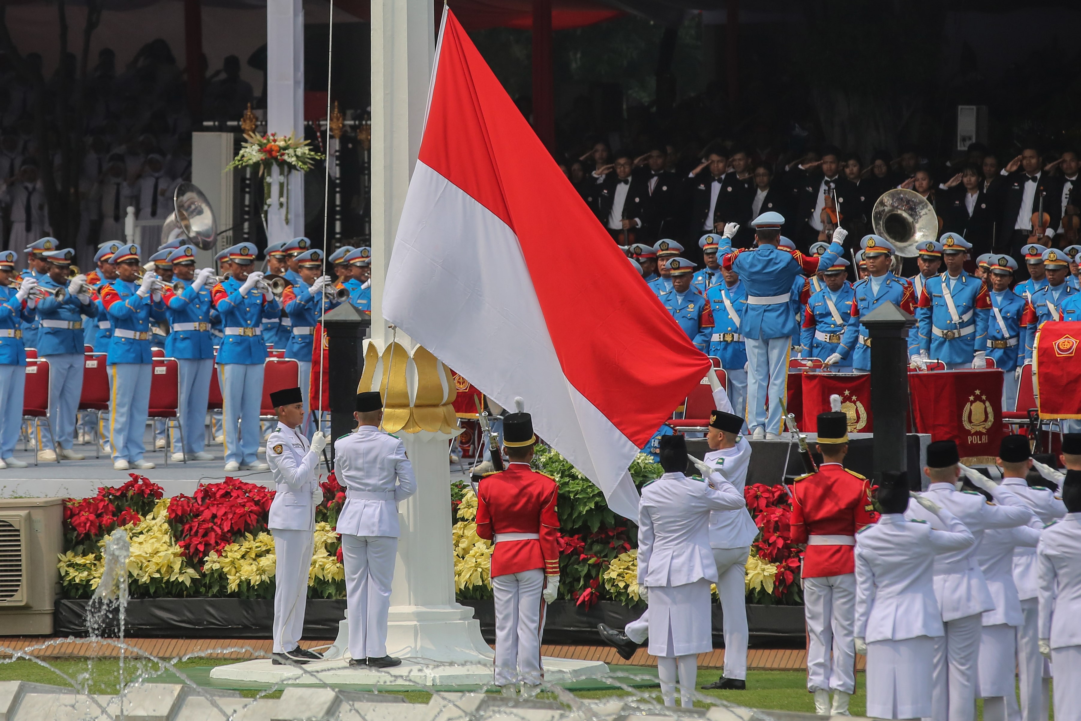 Paskibraka mengibarkan bendera Merah Putih saat Upacara Peringatan Detik-Detik Proklamasi Kemerdekaan ke-74 RI di halaman Istana Merdeka, Sa
