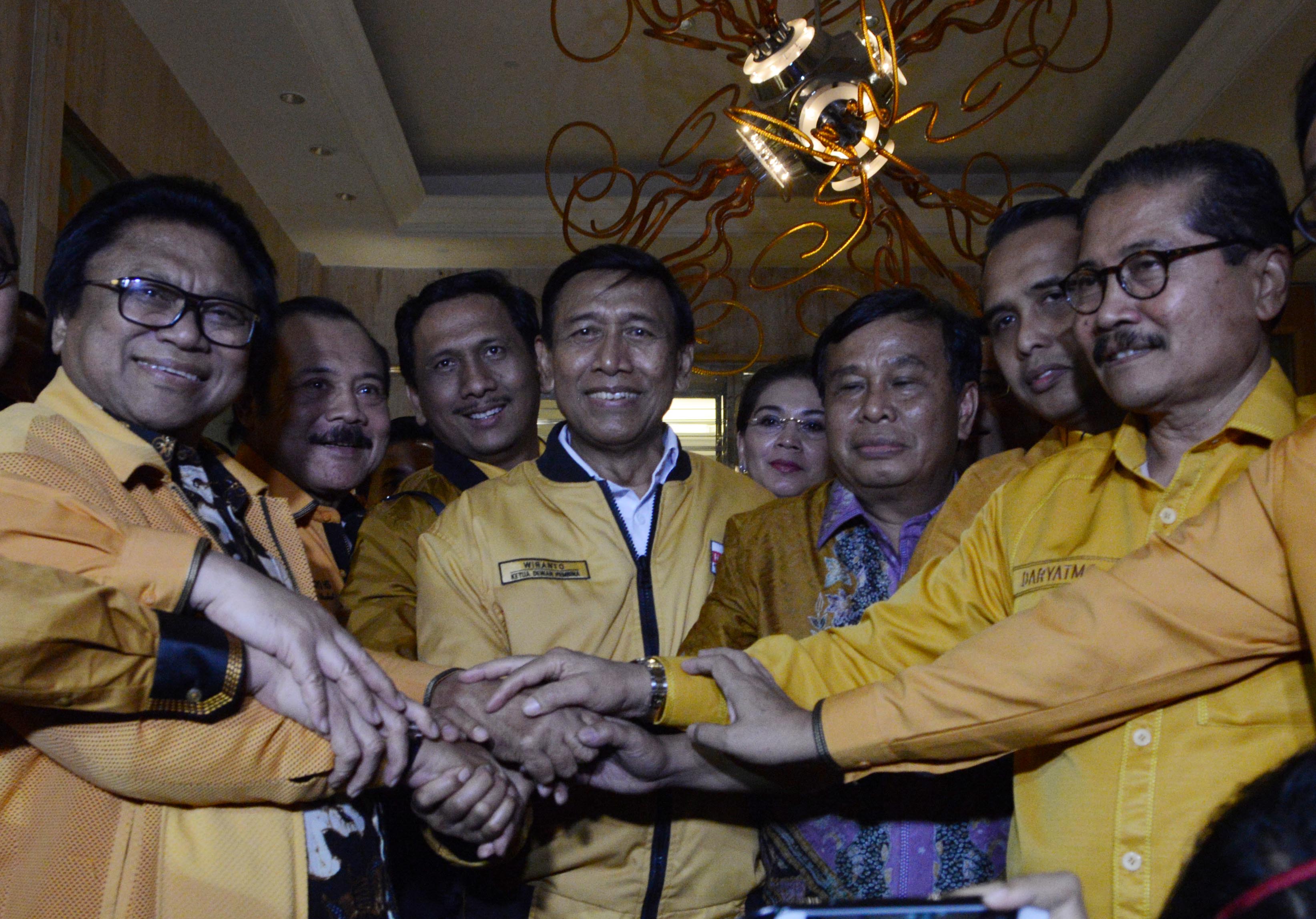  Ketua Dewan Pembina Wiranto (tengah) bersama dengan kedua Ketua Umum Partai Hanura, Oesman Sapta Odang (kiri), Daryatmo (kanan)