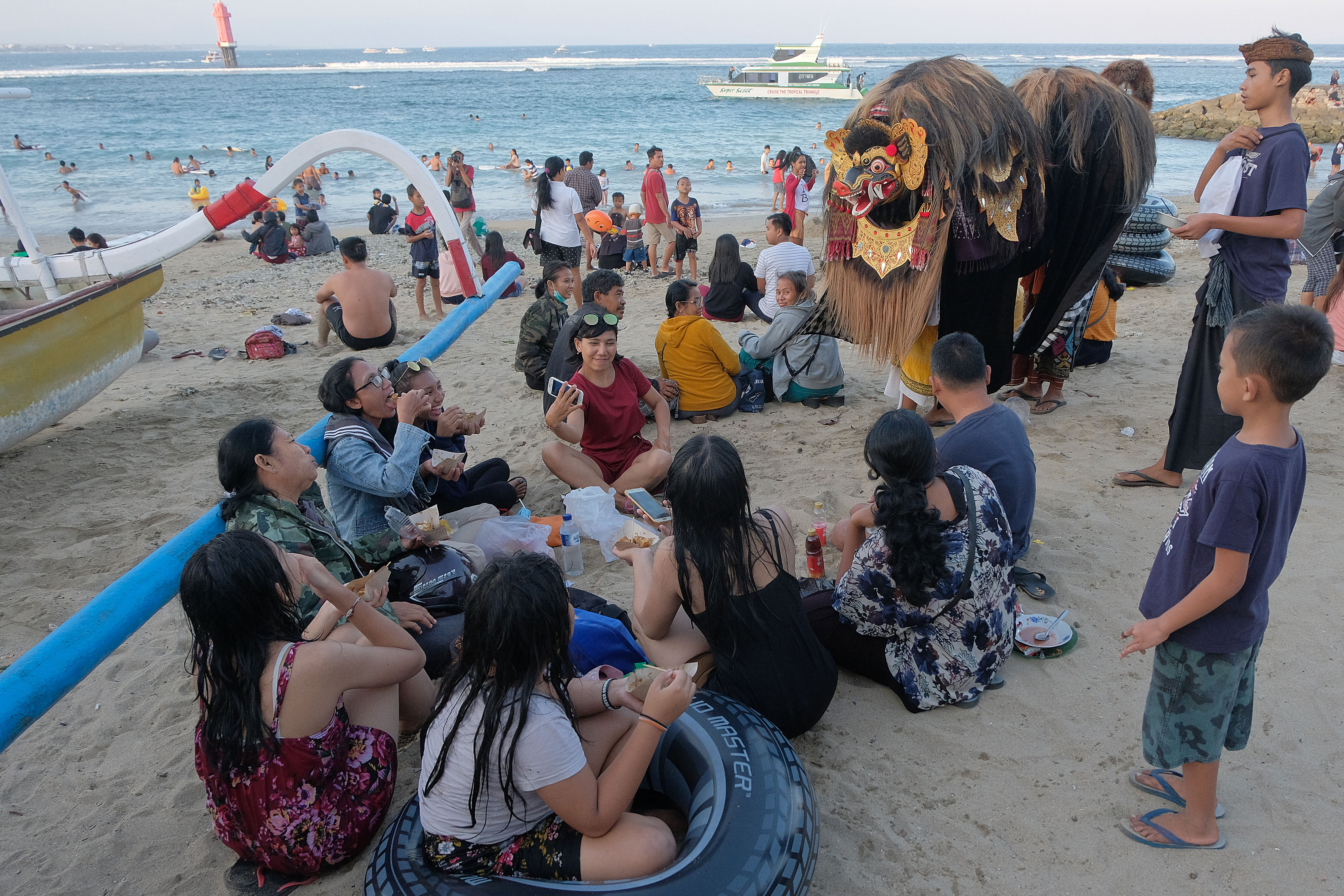 Wisatawan menyaksikan Tari Barong Bangkung dalam tradisi Ngelawang di Pantai Sanur,
