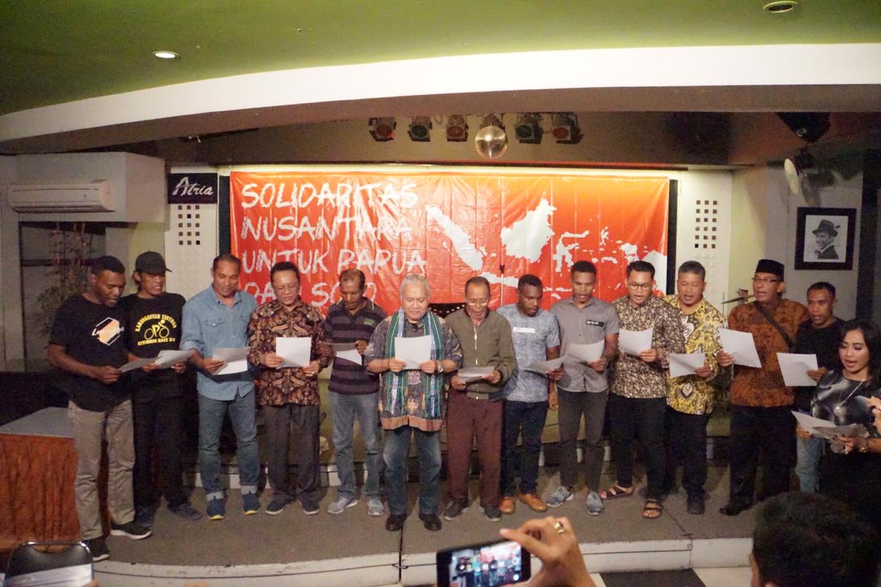 Puluhan anak bangsa yang tergabung dalam Suku Nusantara di Kota Solo menggelar aksi solidaritas Papua.