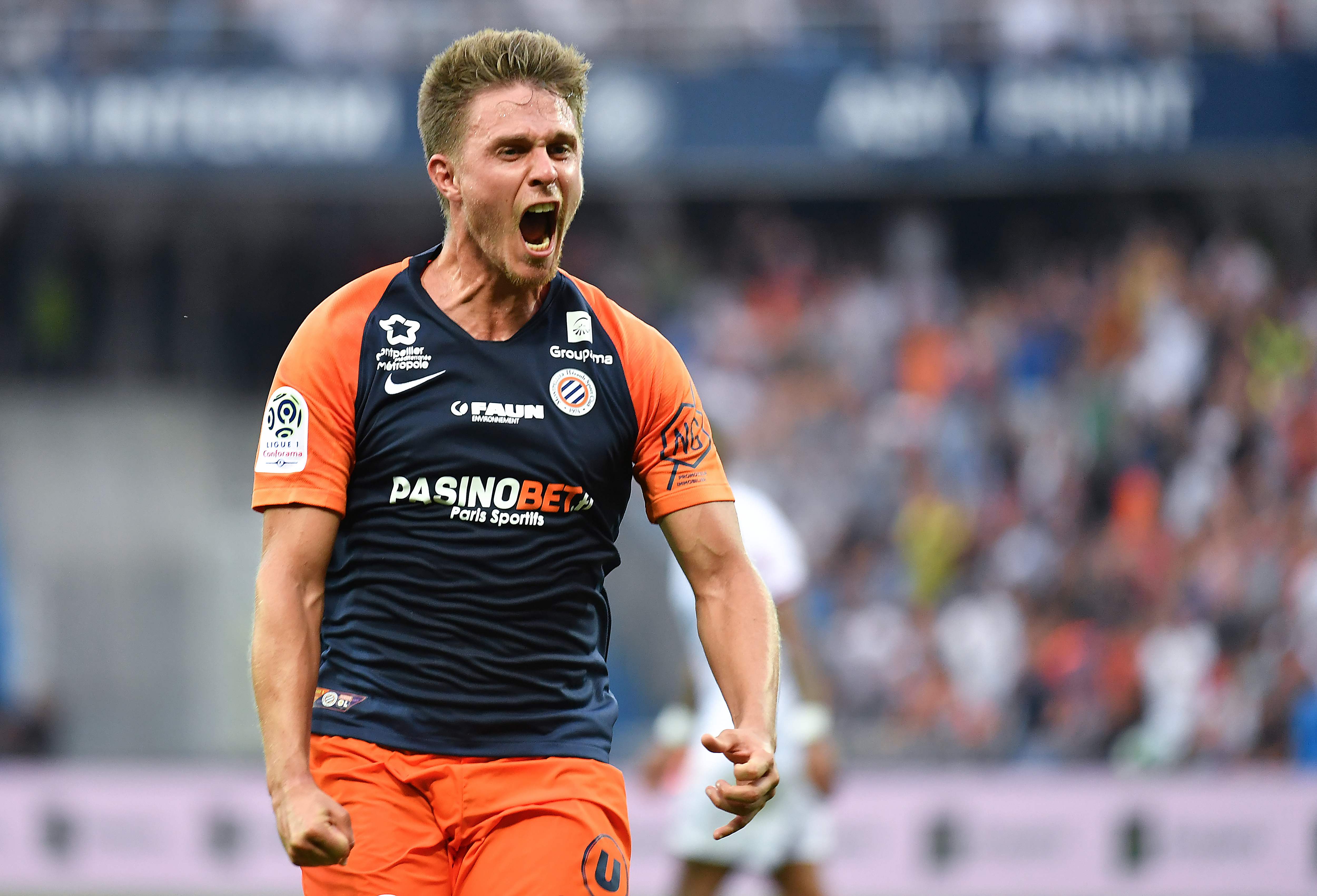 Bek Montpellier Arnaud Souquet merayakan golnya ke gawang Lyon.