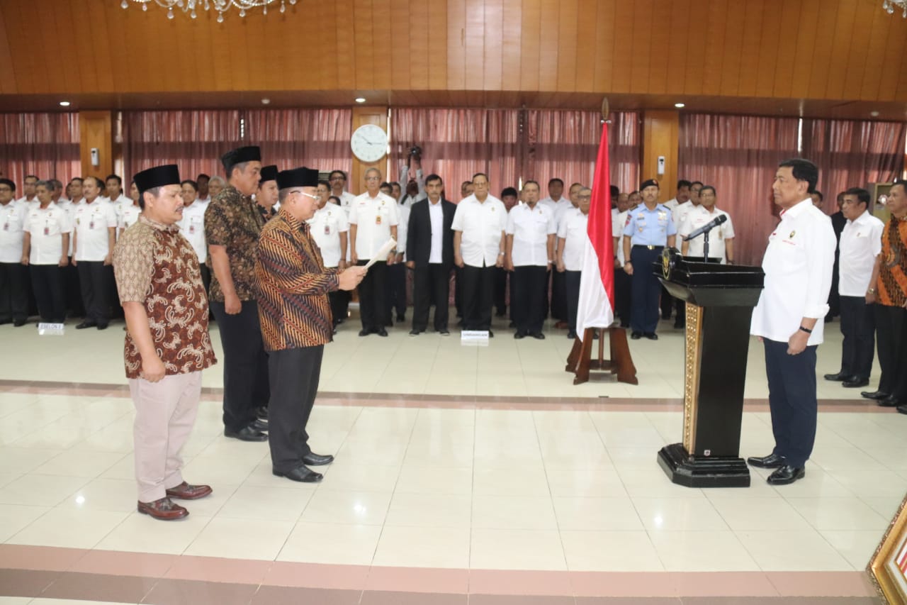 Menko Polhukam Wiranto (kanan) saat menyaksikan ukrai setia Kelaurga Besar Harokah Islam Indonesia, Rabu (14/8).