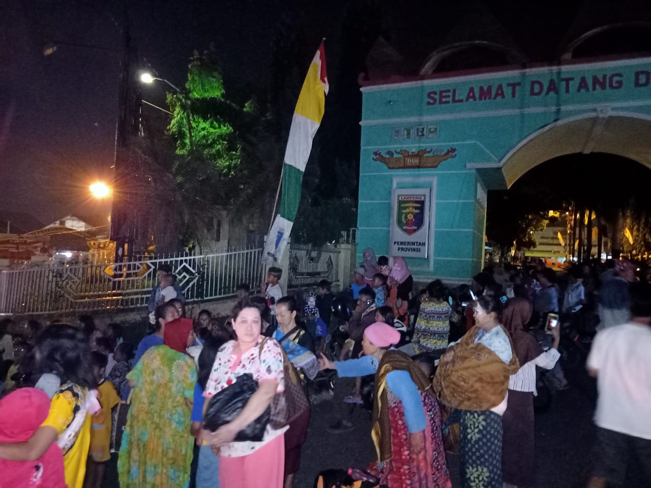 Warga Kecamatan Teluk Betung, Lampung, penuhi halaman Kantor Gubernur, Jumat (2/8).