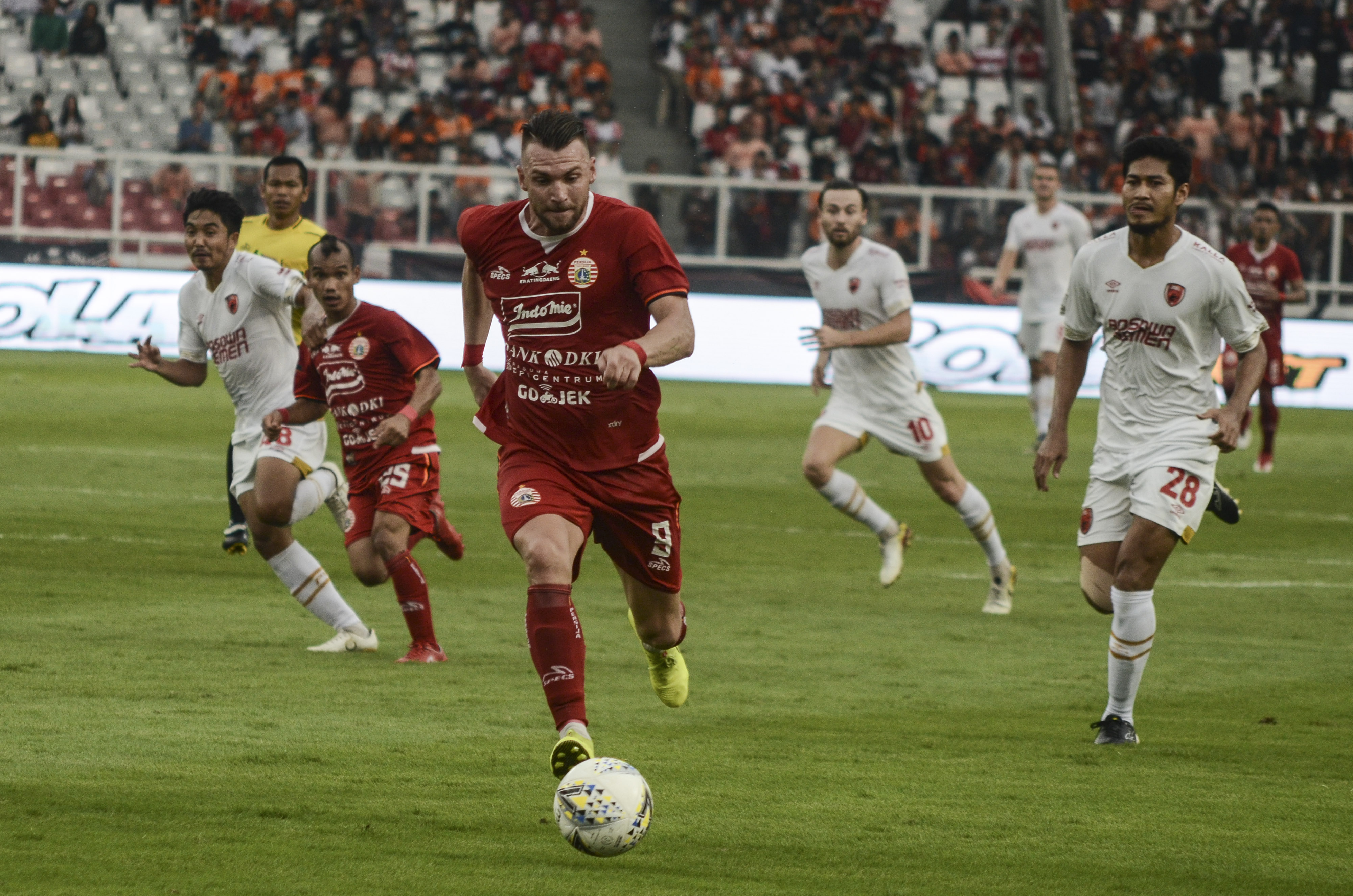 Pesepak bola Persija Jakarta Marko Simic (tengah) melakukan serangan balik ke pertahanan PSM Makassar pada lanjutan Liga 1 di Senayan