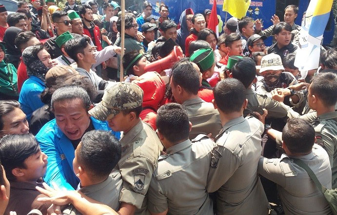 Unjuk rasa berujun rusuh di Cianjur, Jawa Barat, Kamis (15/8).  