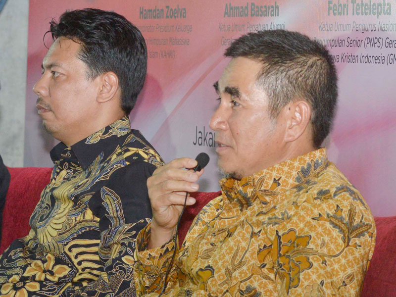 Koordinator Presidium KAHMI Hamdan Zoelva (kanan) bersama Ketua Umum IKA PMII Akhmad Muqowam (kiri).