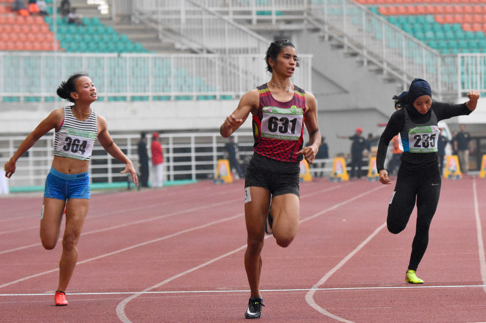 Pelati asal Maluku Alvin Tehupeiory (tengah) di ajang Kejurnas Atletik 2019