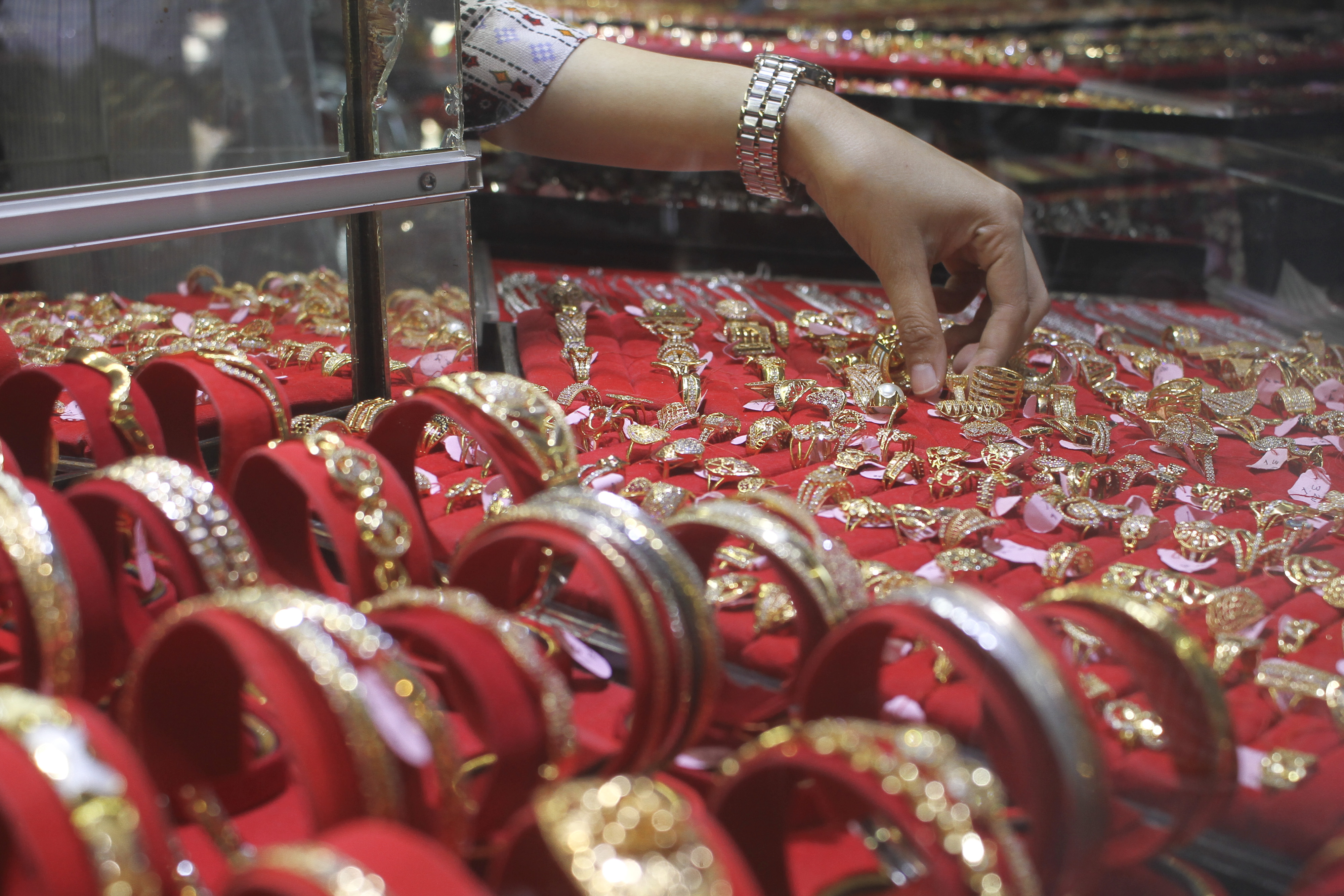 Pedagang menata perhiasan emas yang dijual di Depok