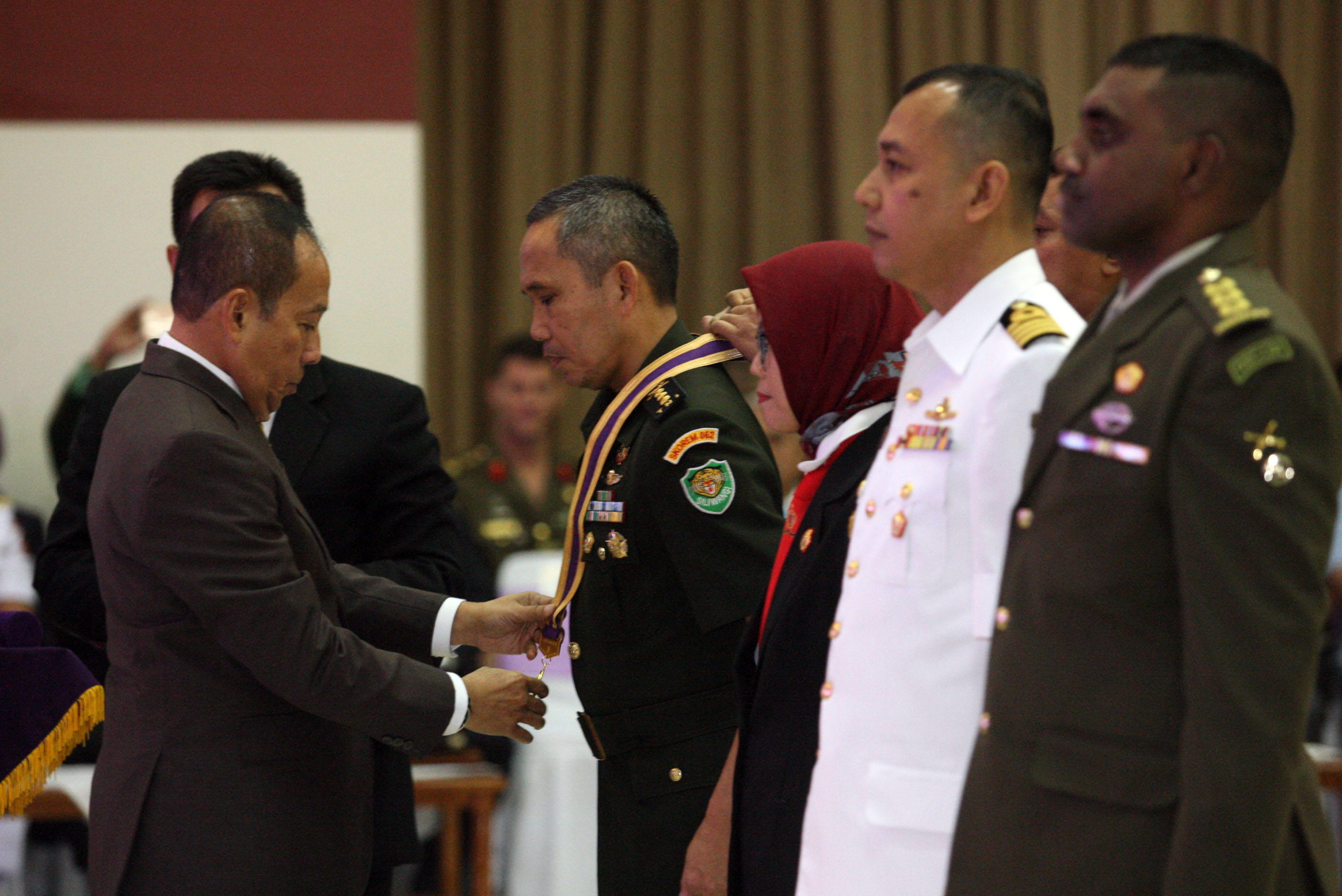 Gubernur Lemhanas Letjen TNI Purn Agus Widjojo  memberikan penghargaan kepada peserta terbaik Program Pendidikan Reguler Angkatan (PPRA)