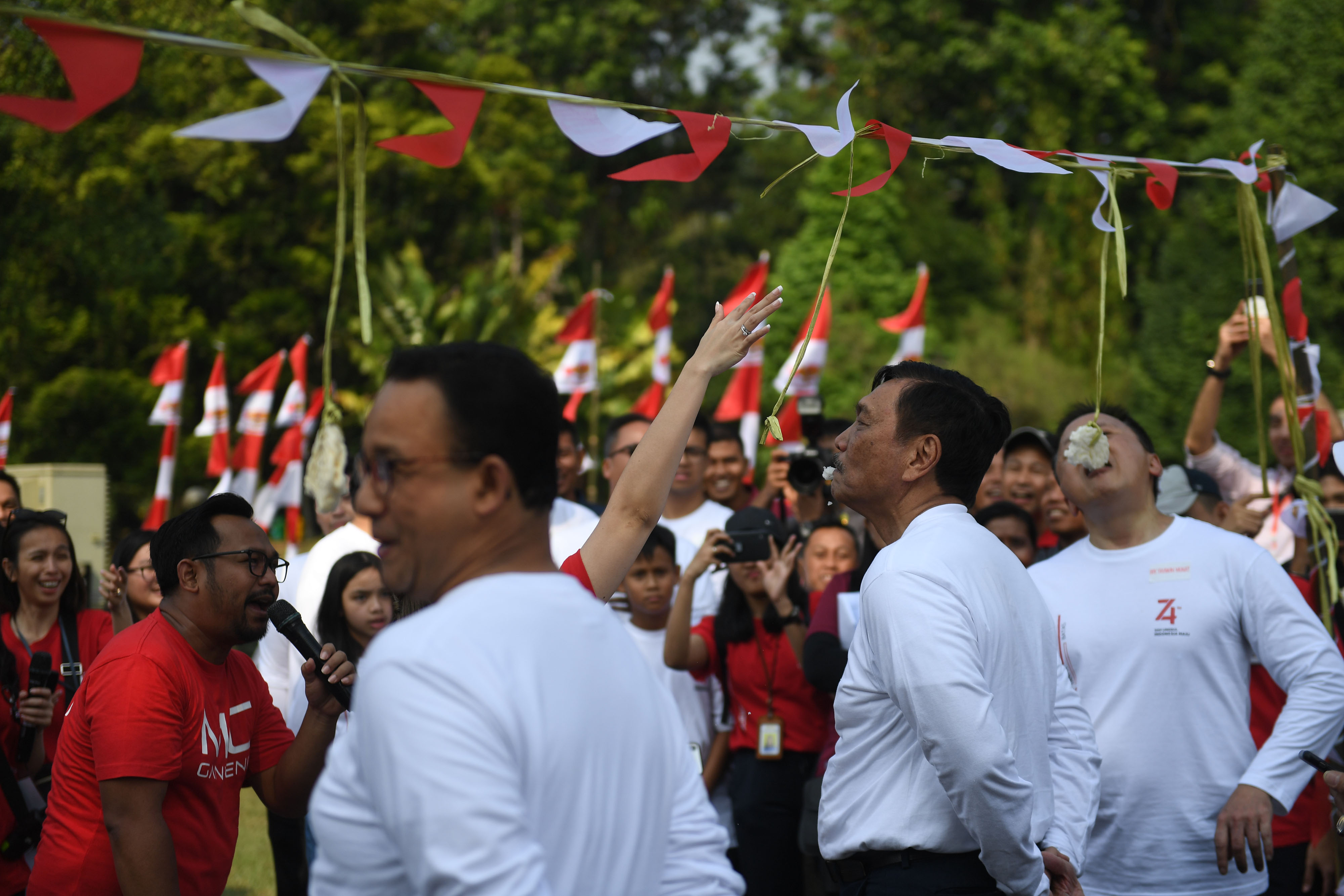 Para Menteri di Kabinet Indonesia Kerja saat lomba Makan Kerupuk di Istana Bogor, Jawa Barat, Minggu (4/8)
