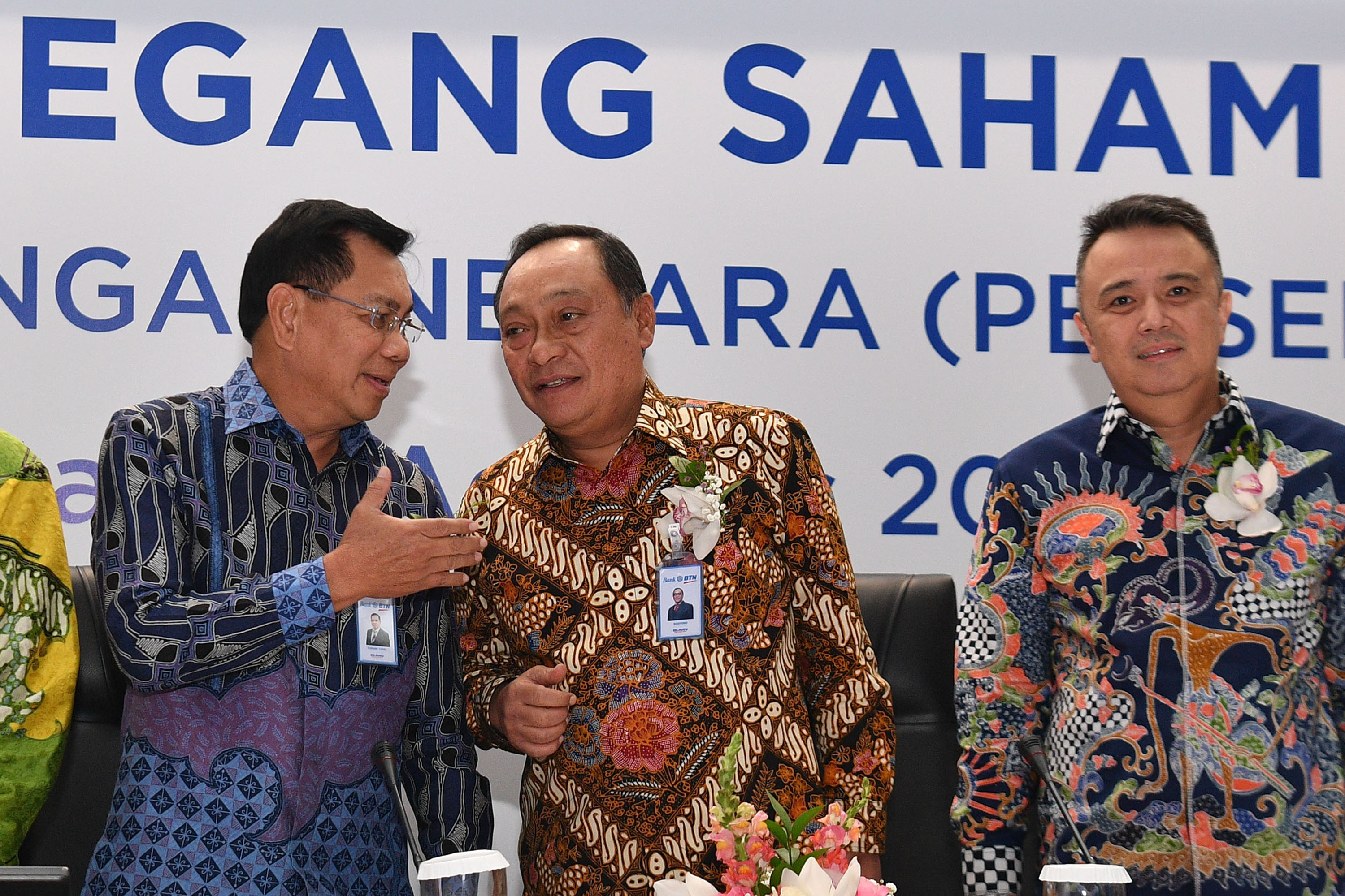 Dirut BTN  Maryono (tengah) berbincang dengan Komisaris Utama Asmawi Syam (kiri) i Direktur Oni Febriarto Rahardjo