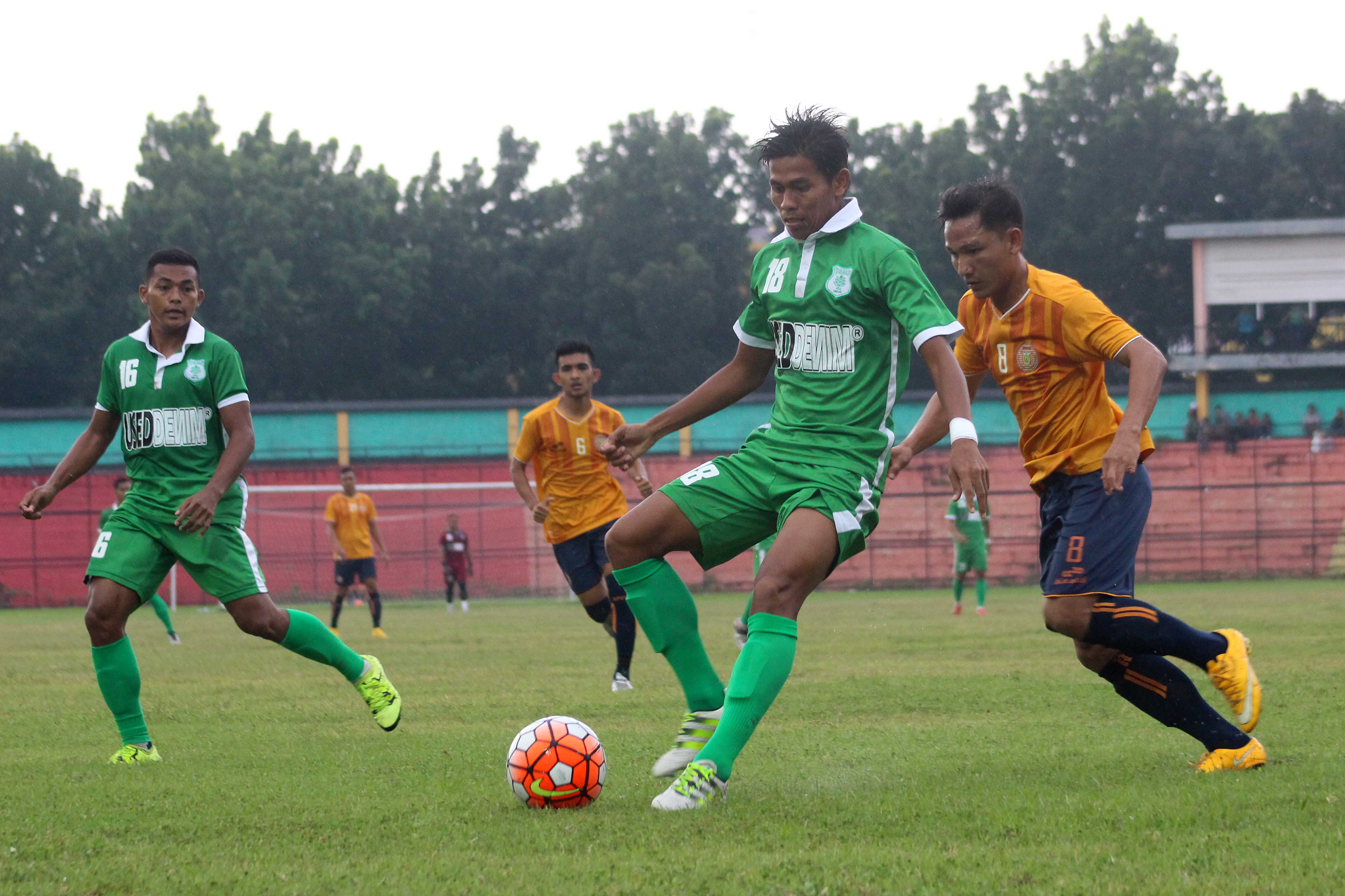 Pesepakbola PSMS Medan Jecky Pasarela (tengah) berusaha melewati pesepakbola Persiraja Banda Aceh Faumi (kanan).
