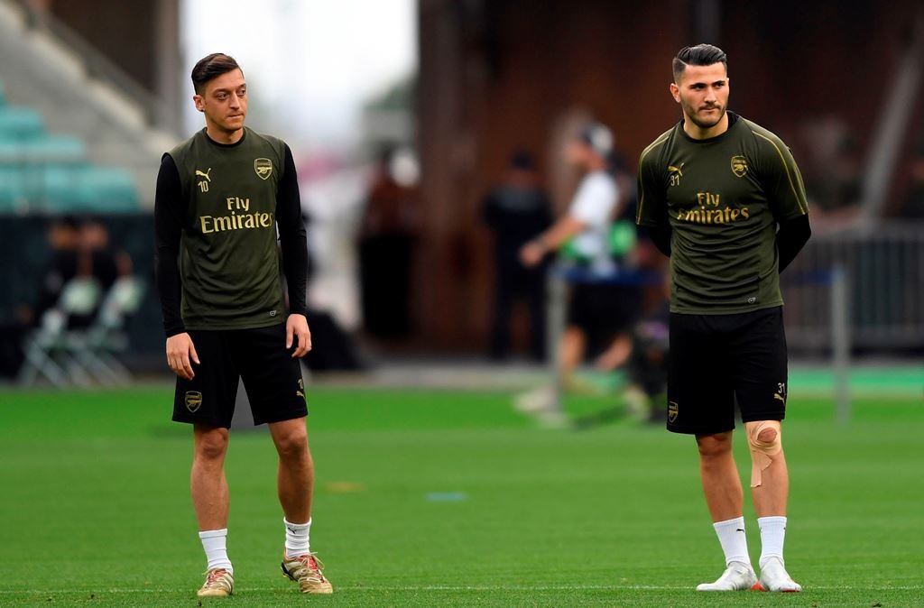 Mesut Oezil (kiri) dan Sead Kolasinac. 