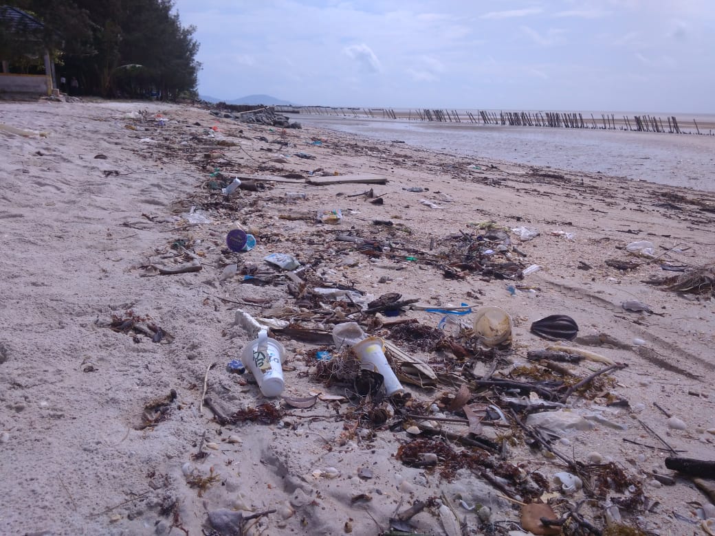  Pantai Temberan, Desa Air Anyir, Kecamatan Merawang, Kabupaten Bangka dipenuhi sampah plastik. 