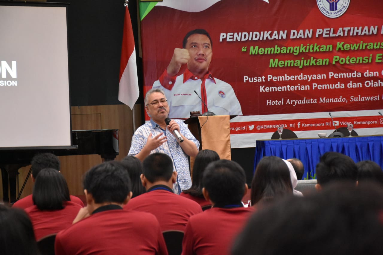 Deputi Bidang Pemberdayaan Pemuda Faisal Abdullah membuka diklat Pemberdayaan Pemuda di Hotel Aryaduta Manado, Sulawesi Utara, Rabu (21/9). 