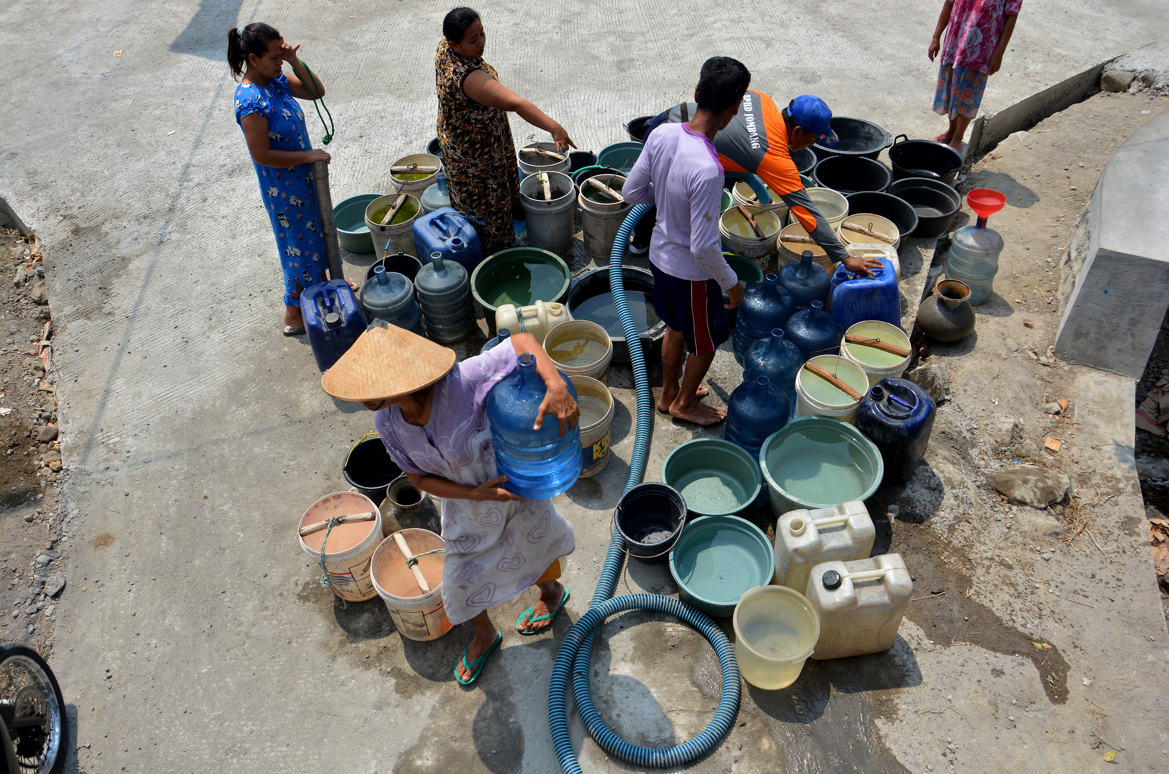 Ilustrasi--Petugas BPBD menyalurkan air bersih.
