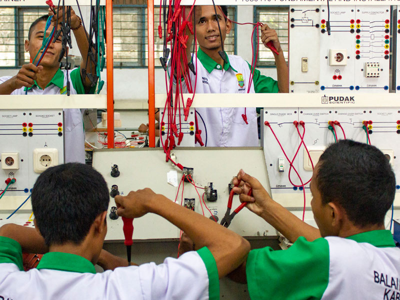 Peserta menyelesaikan rancangan panel instalasi listrik domestik saat mengikuti pelatihan instalasi penerangan listrik.