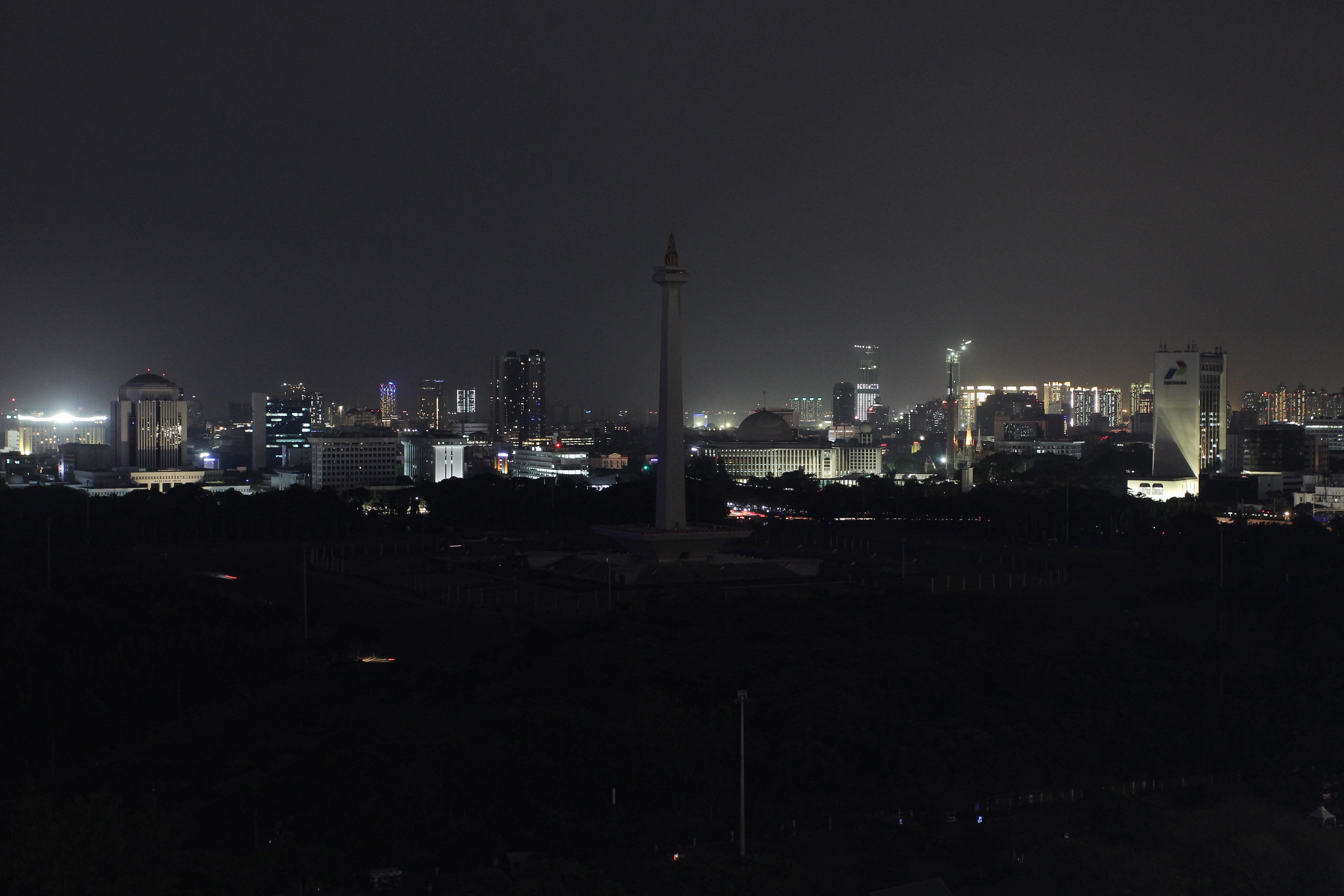 Kondisi kawasan Monas yang terkena dampak pemadaman listrik, Jakarta, Minggu (4/8)