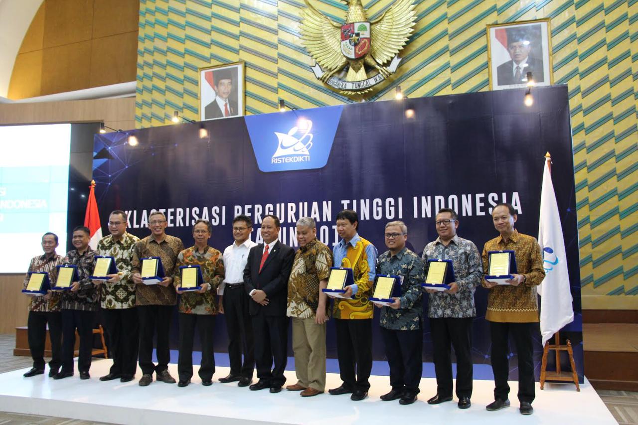 Kemenristekdikti saat memberikan penghargaan kepada sejumlah PTS.