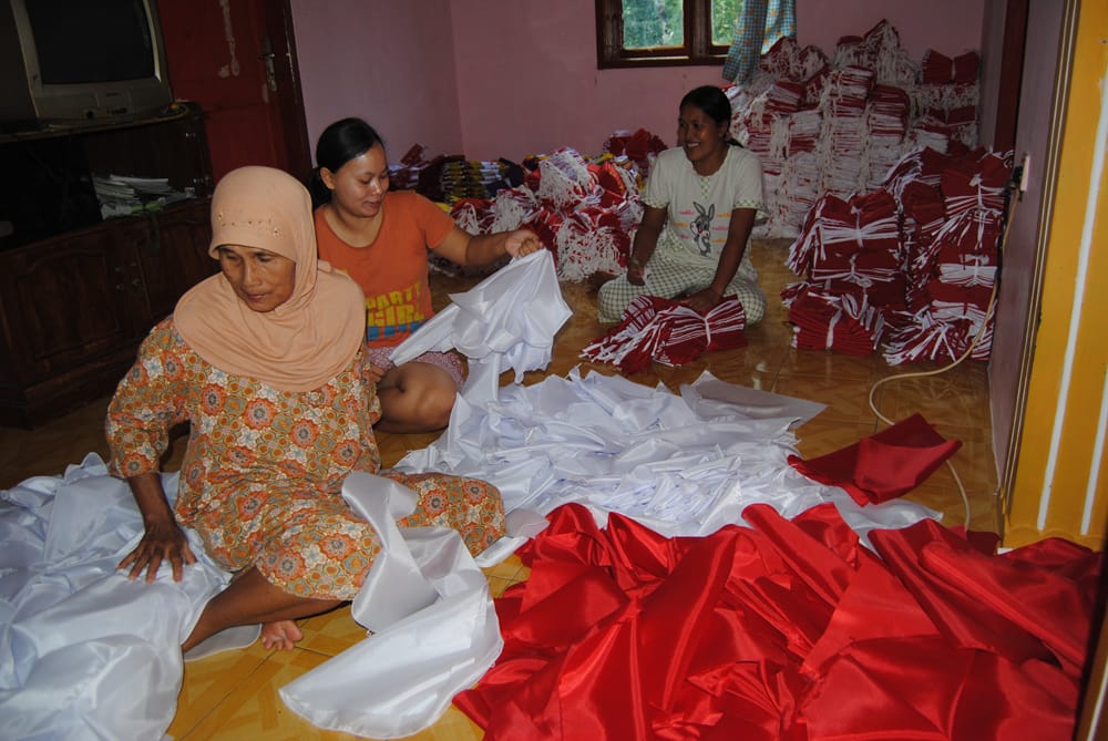 Para perajin bendera dan umbul-umbul di Desa Cimari, Desa Cimari, Kecamatan Cikoneng, Kabupaten Ciamis, Jawa Barat.