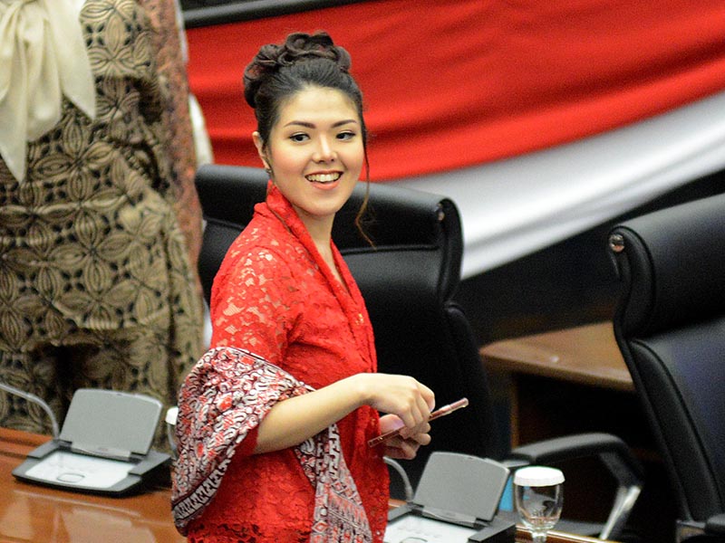 Anggota DPRD DKI Jakarta Agustina Hermanto atau Tina Toon saat dilantik di di Jakarta, Senin (26/8). 