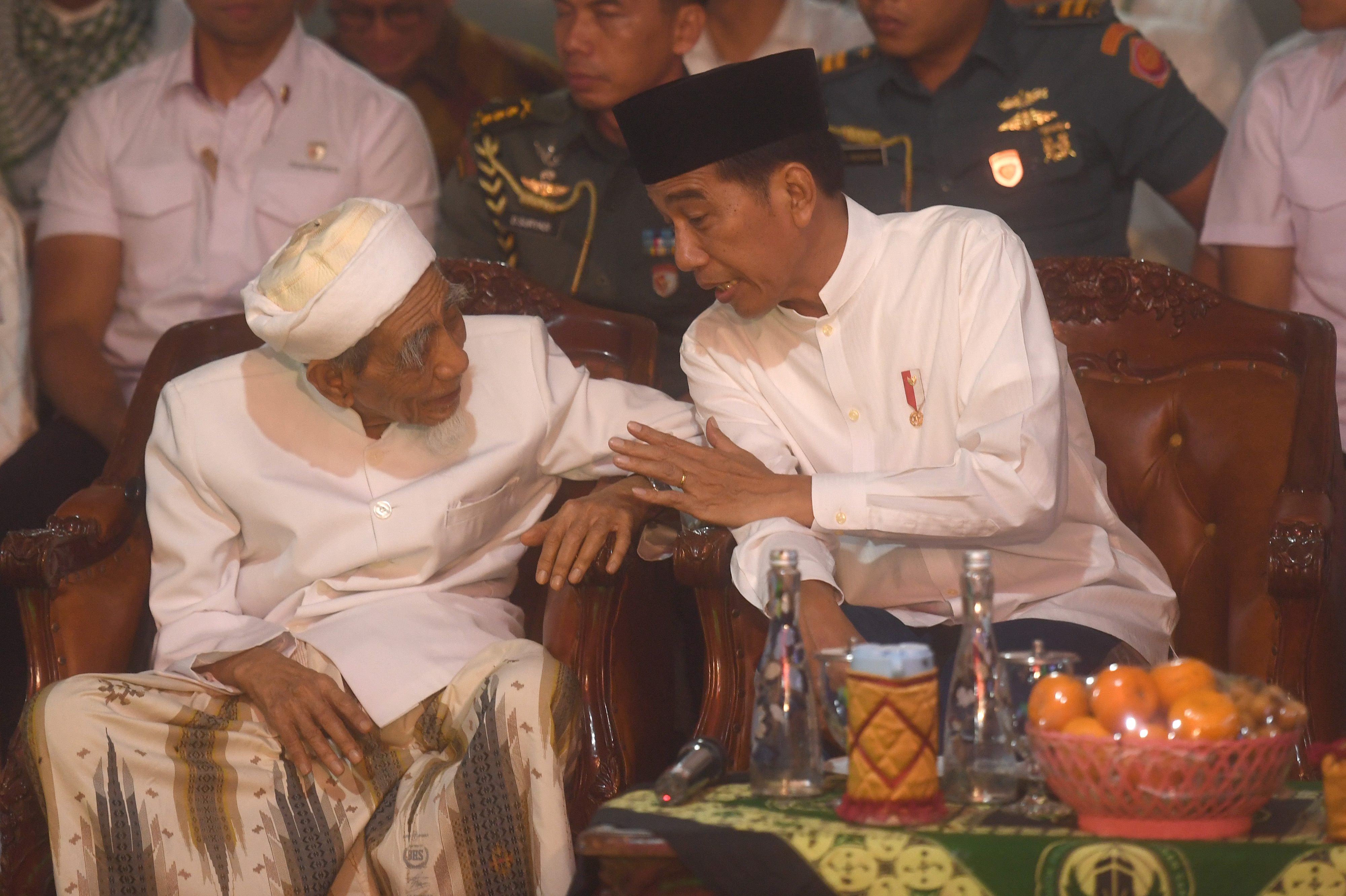 Presiden Joko Widodo (kanan) bersama Mbah Moen