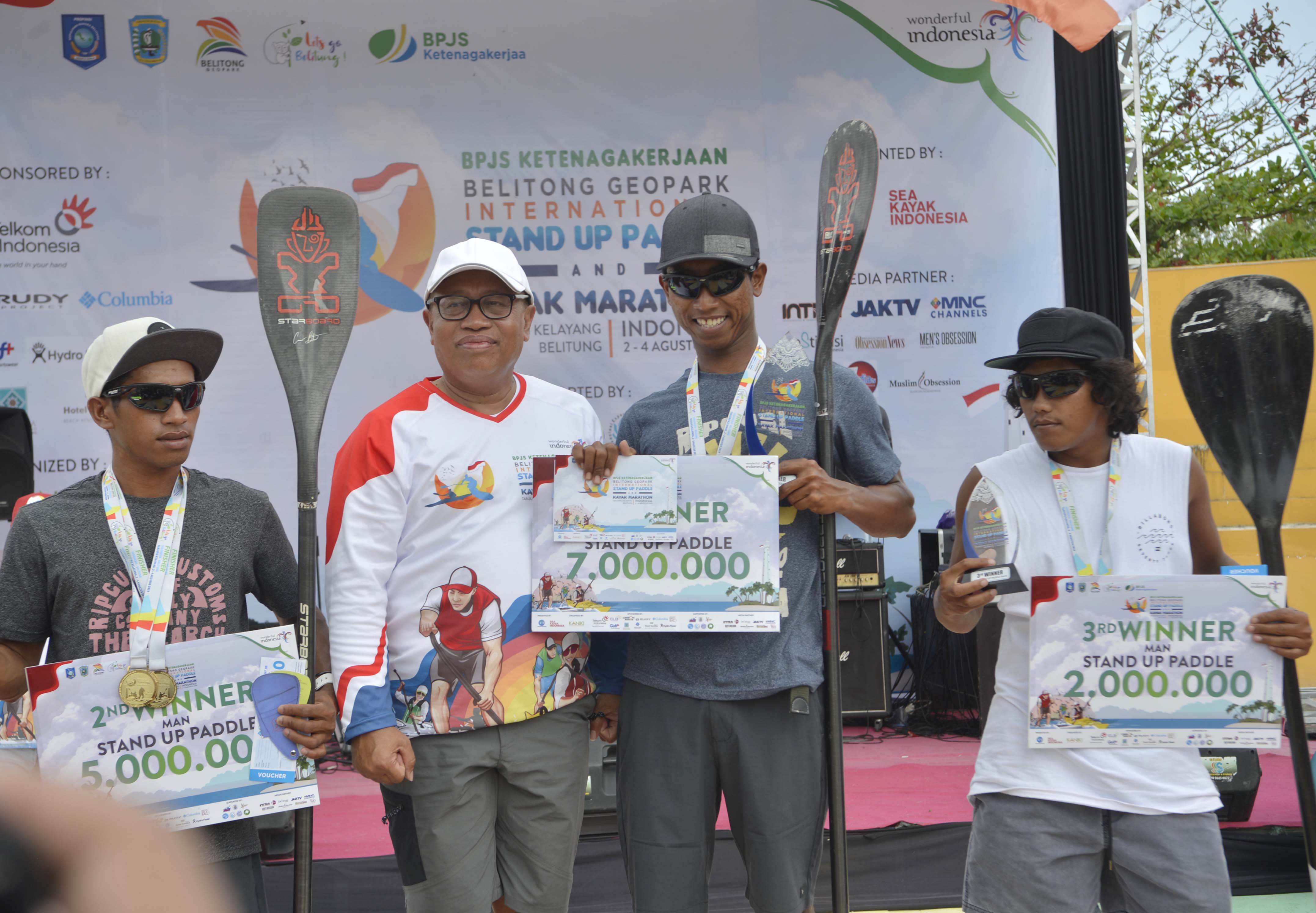  Direktur Utama BPJS Ketenagakerjaan Agus Susanto (kedua dari kiri) menyerahkan hadiah kepada para juara kategoro Paddel Marathon