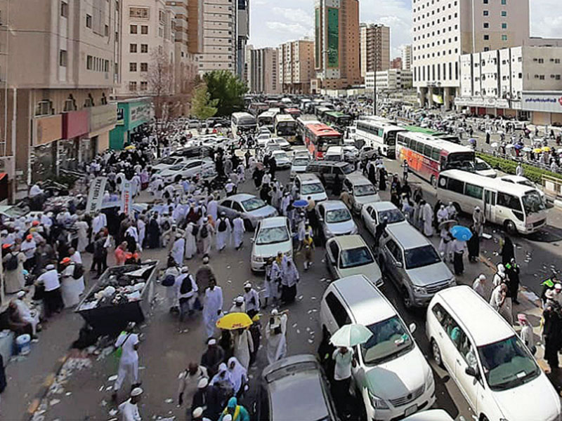  Jutaan umat Islam mulai kembali dari Mina ke Mekah, kemarin.