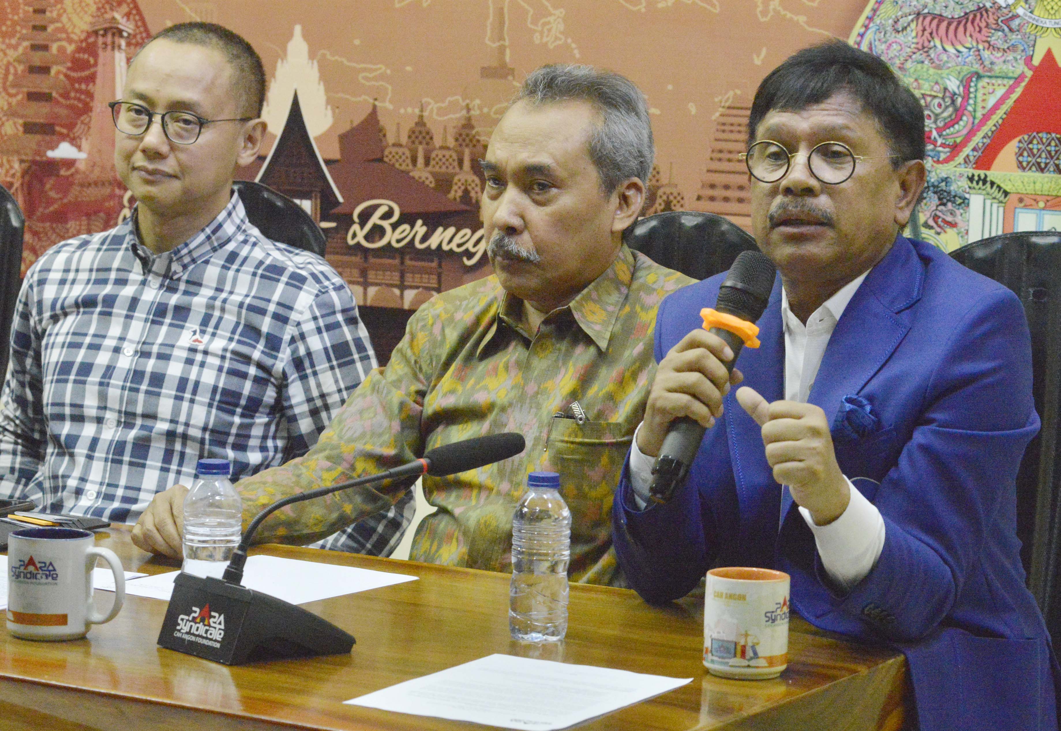 Sekjen NasDem Johnny G Plate (kanan)