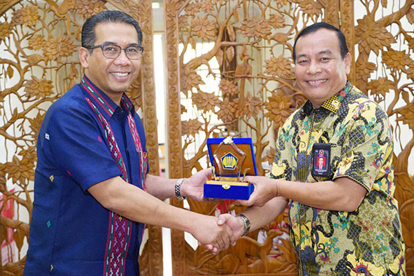 Deputi Pencegahan, Perlindungan, dan Deradikalisasi Badan Nasional Penanggulangan Terorisme (BNPT), Hendri Paruhuman Lubis (kanan).