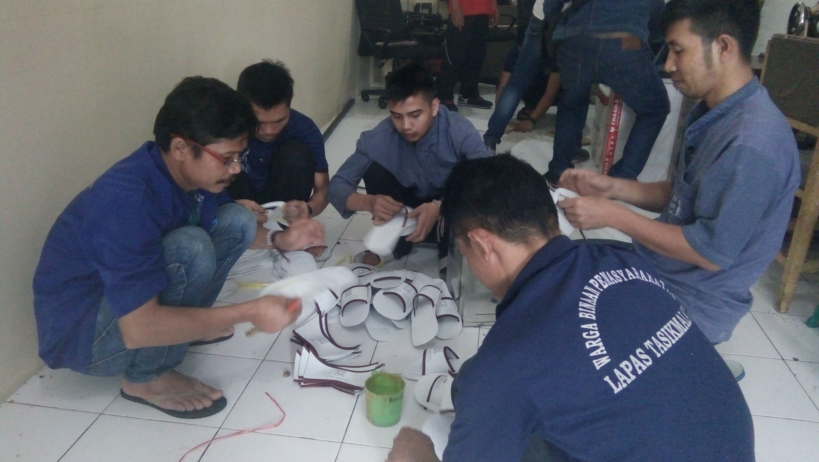 Warga binaan Lapas Tasikmalaya sedang membuat sandal yang akan dijual ke sejumlah hotel.